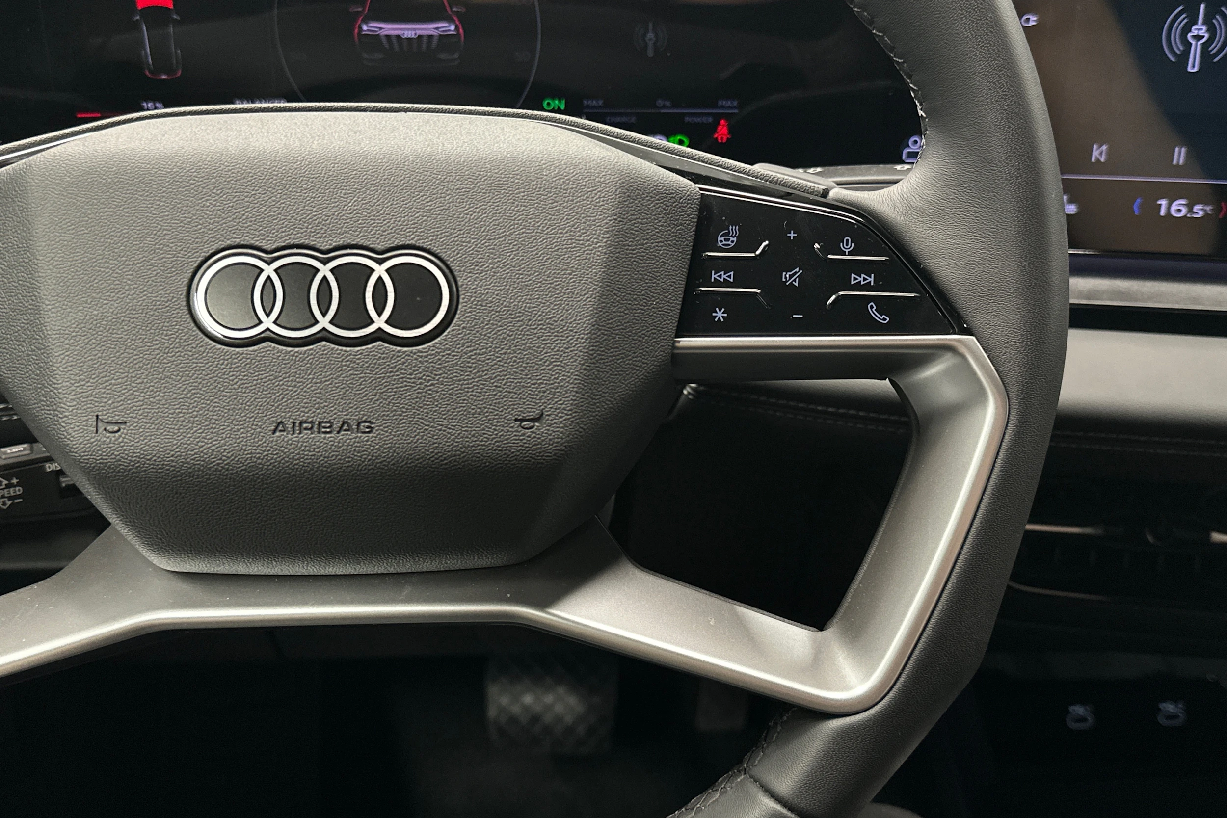 musta Audi Q6 e-tron 2025 kuva 12.