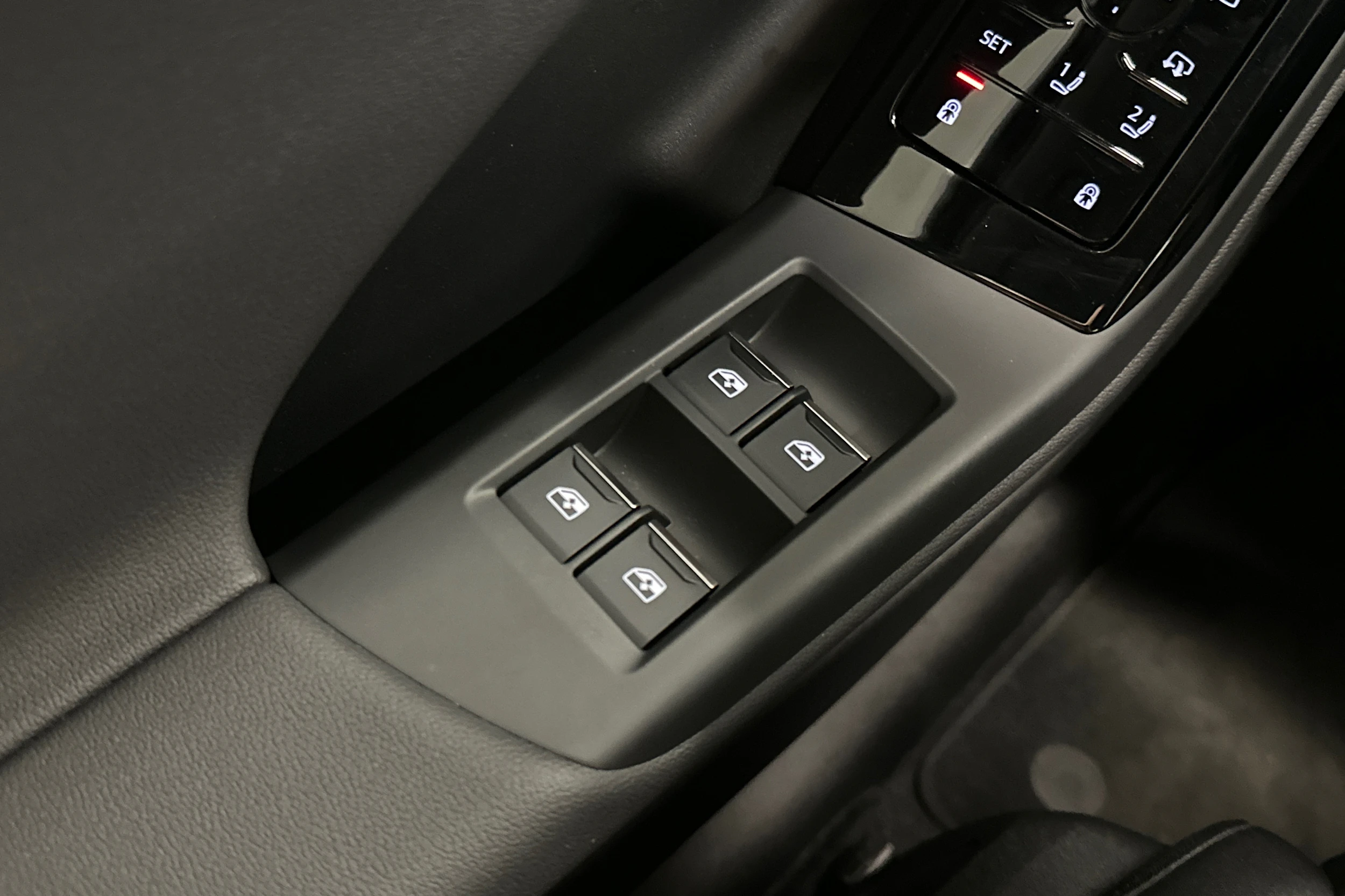 harmaa Audi Q6 e-tron 2025 kuva 15.