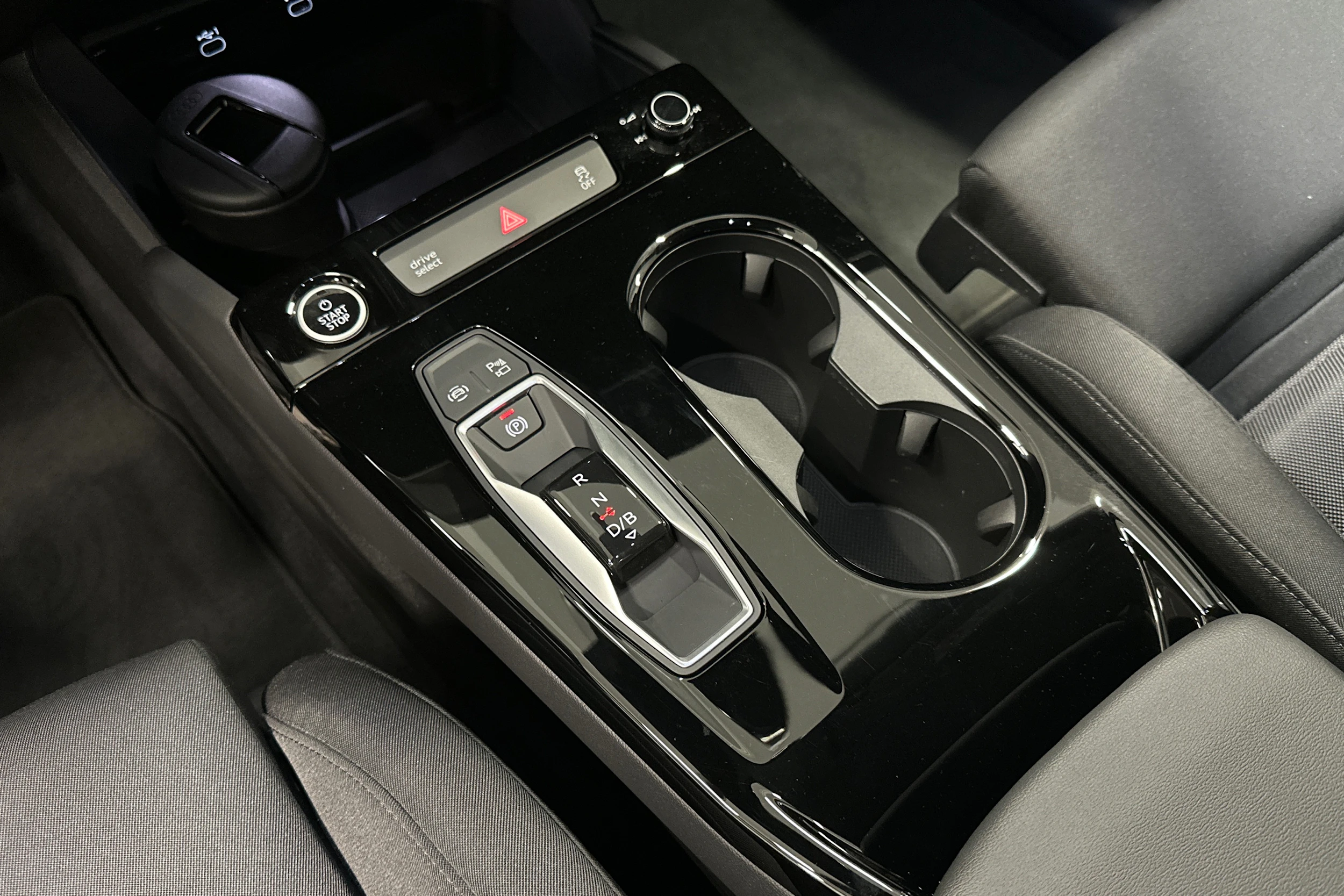 harmaa Audi Q6 e-tron 2025 kuva 33.
