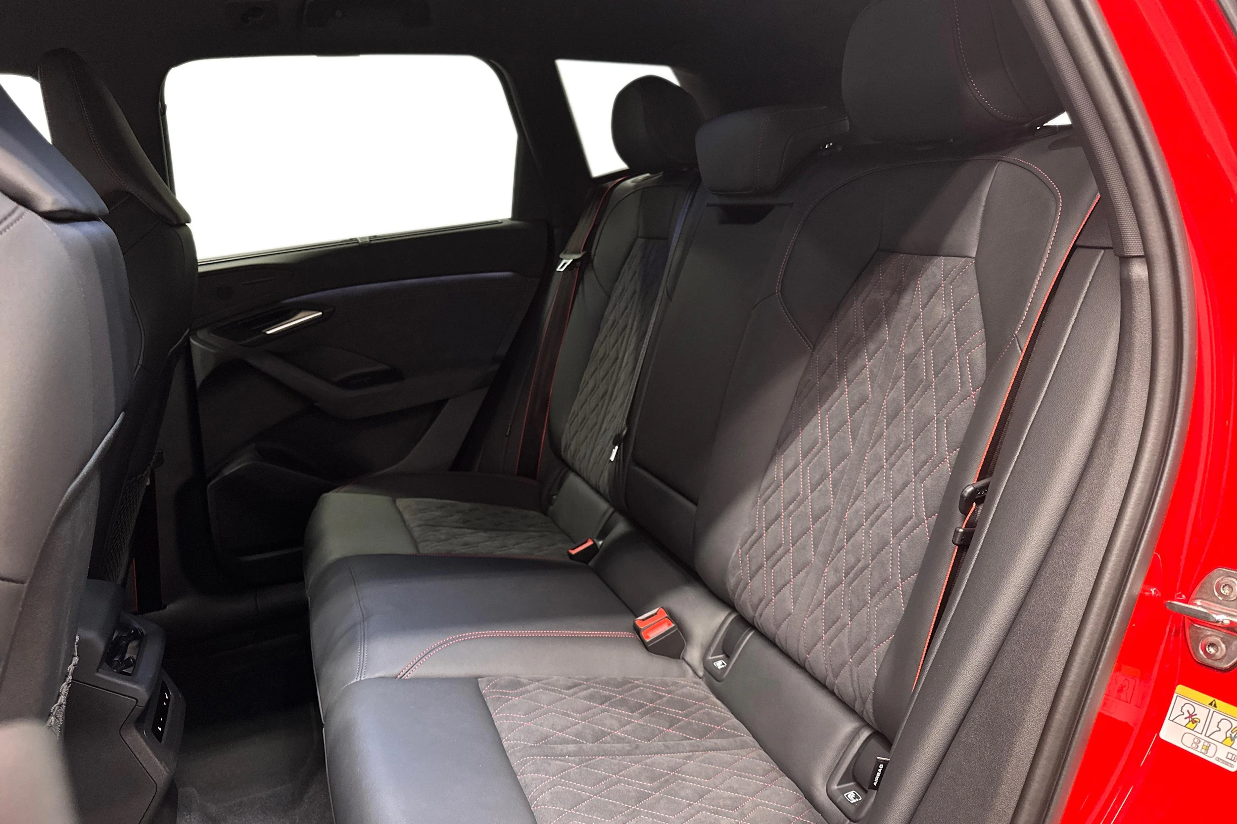 punainen Audi Q6 e-tron 2025 kuva 8.