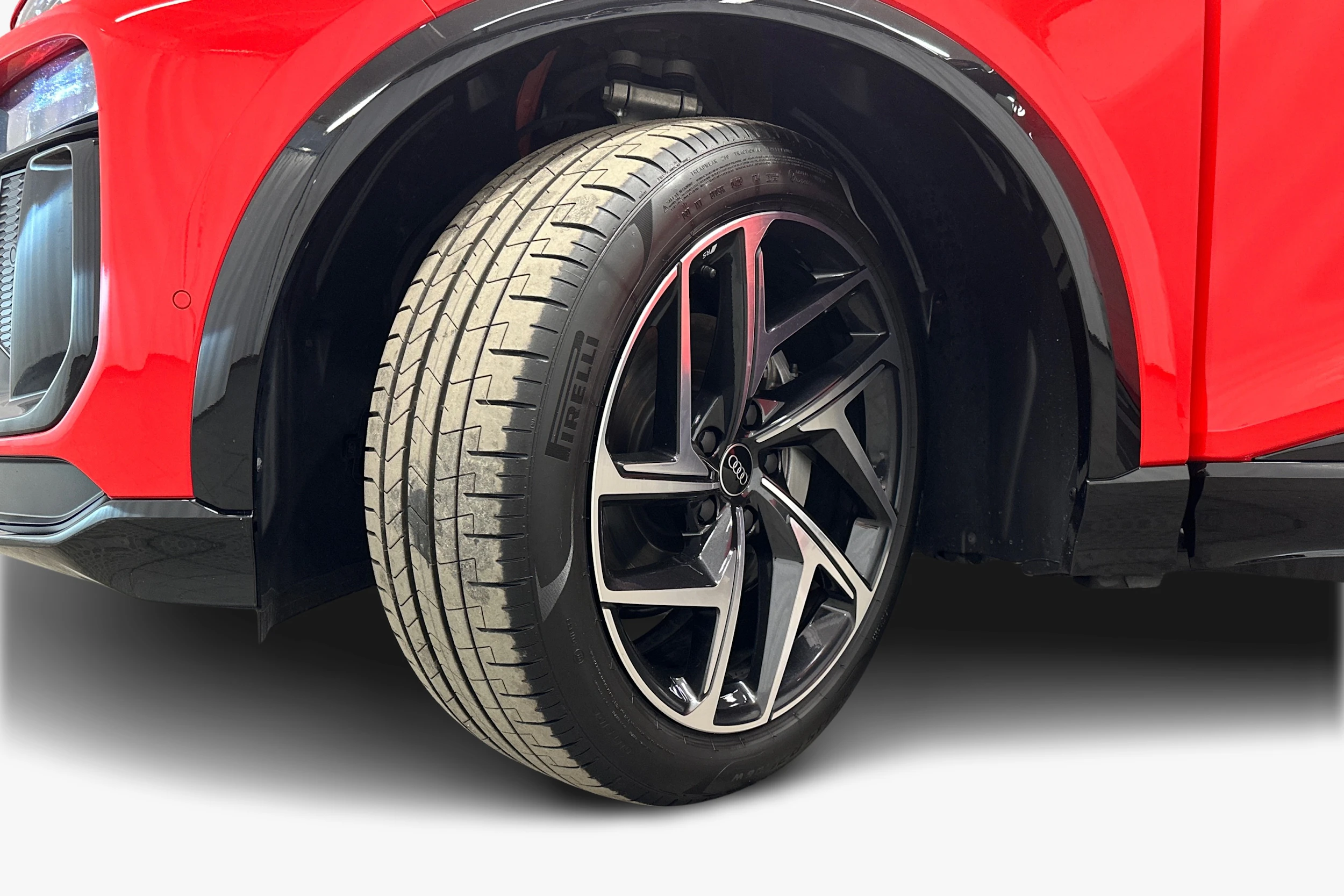 punainen Audi Q6 e-tron 2025 kuva 9.