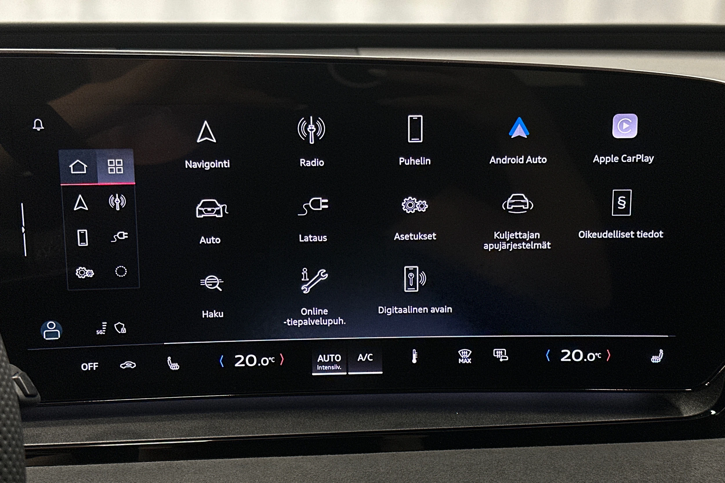 punainen Audi Q6 e-tron 2025 kuva 17.