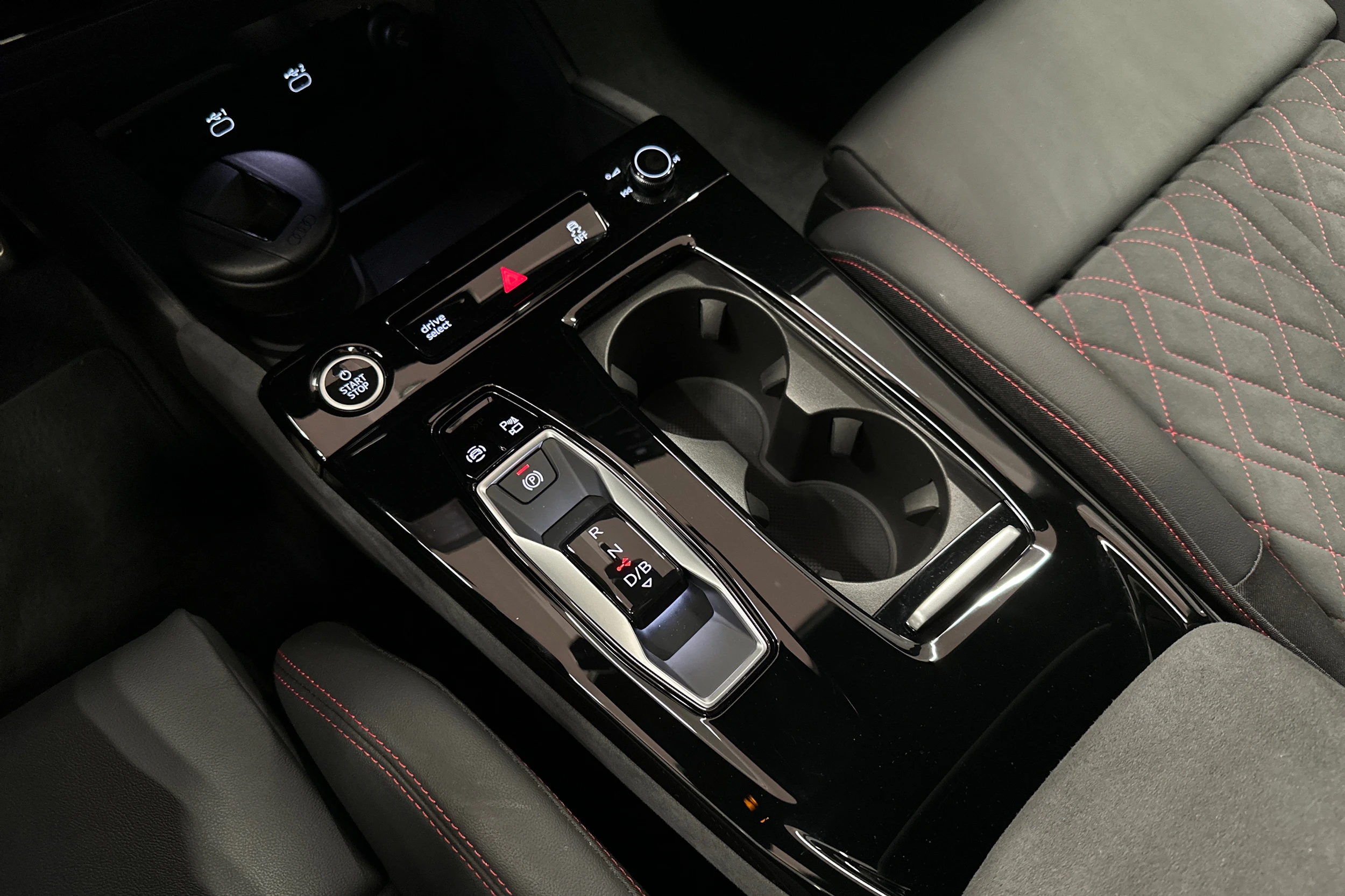 punainen Audi Q6 e-tron 2025 kuva 32.