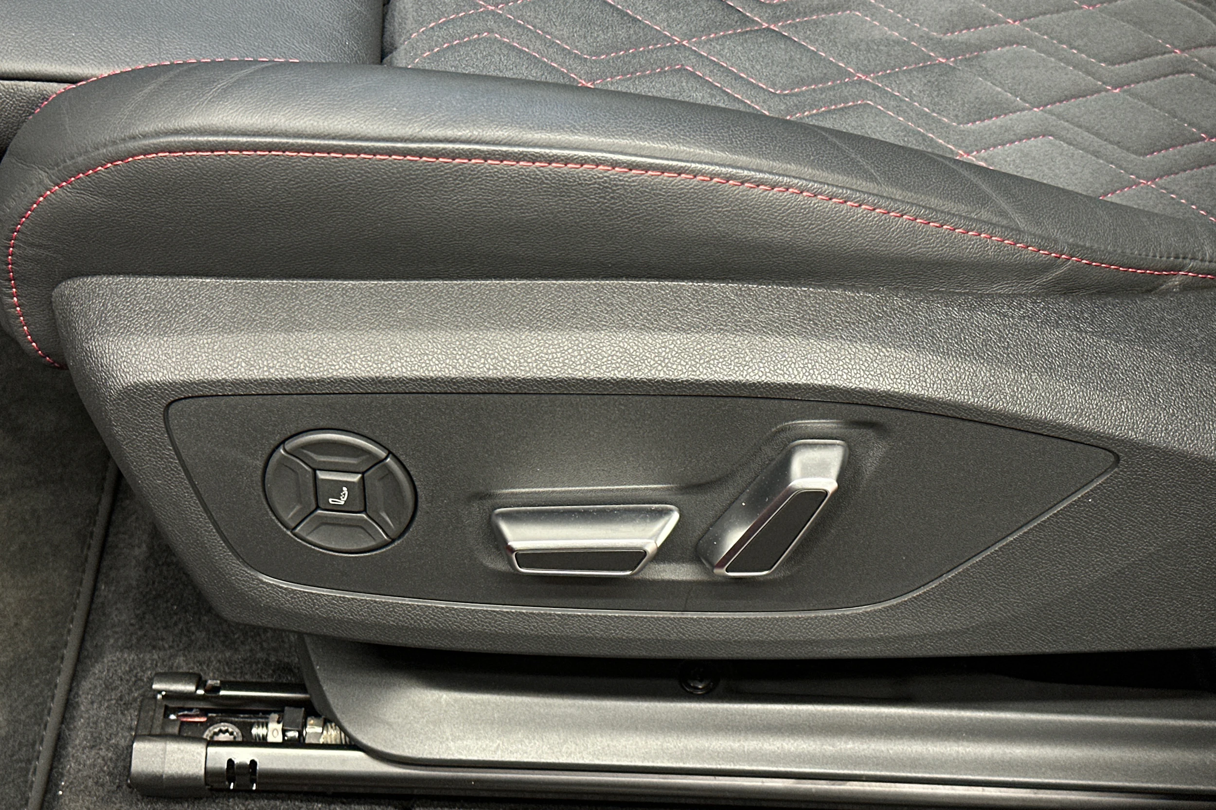 punainen Audi Q6 e-tron 2025 kuva 34.