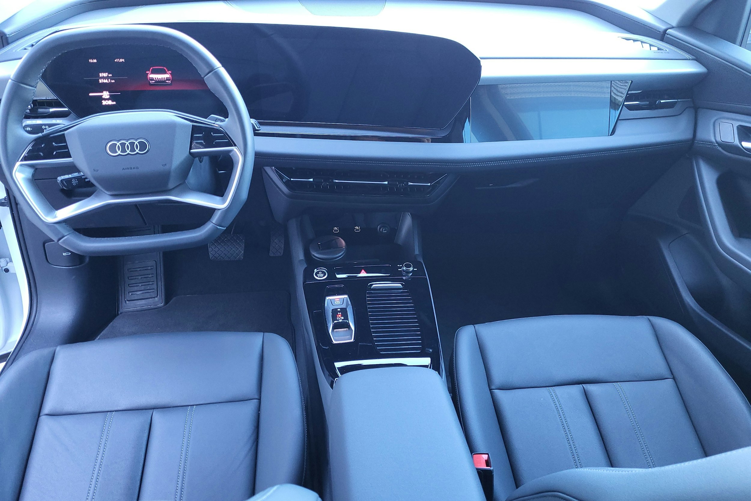 valkoinen Audi Q6 e-tron 2025 kuva 7.