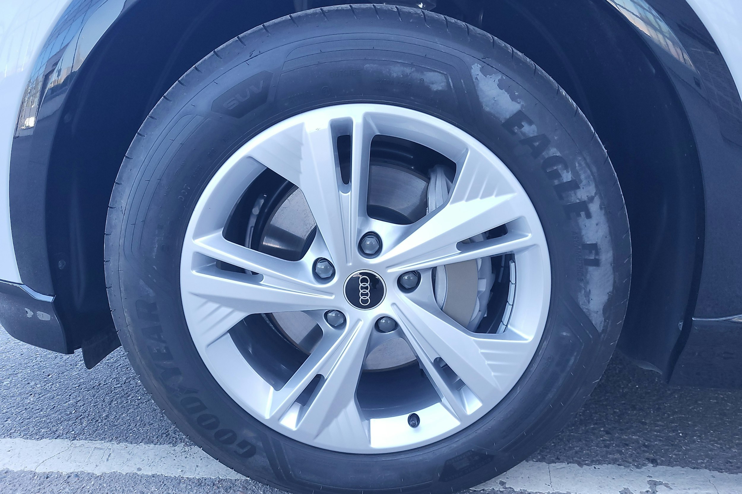 valkoinen Audi Q6 e-tron 2025 kuva 9.