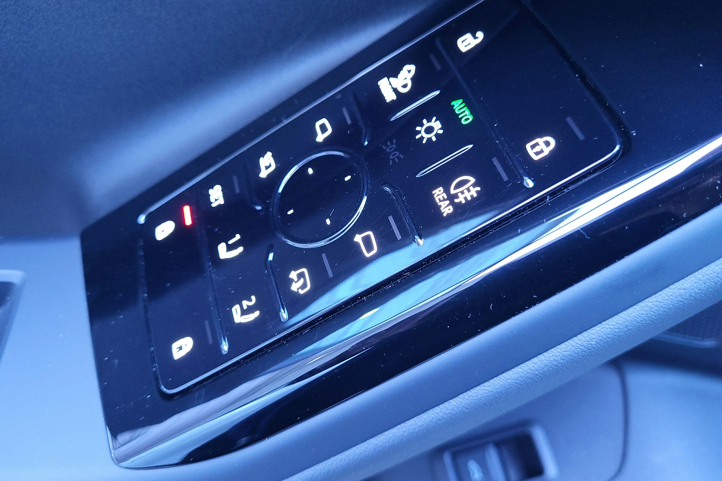 valkoinen Audi Q6 e-tron 2025 kuva 14.