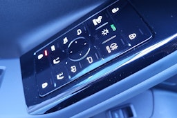 valkoinen Audi Q6 e-tron 2025 kuva 14.