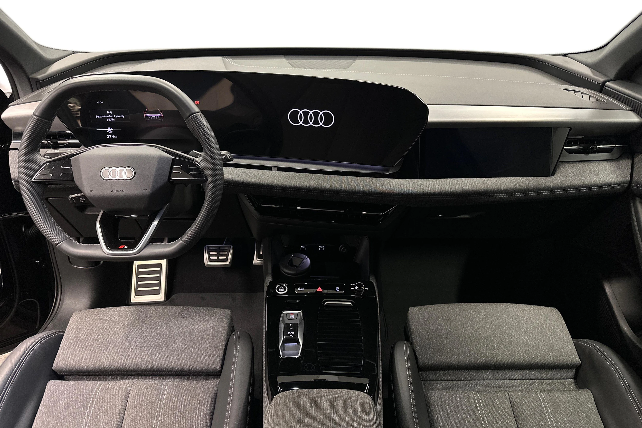 musta Audi Q6 e-tron 2025 kuva 7.