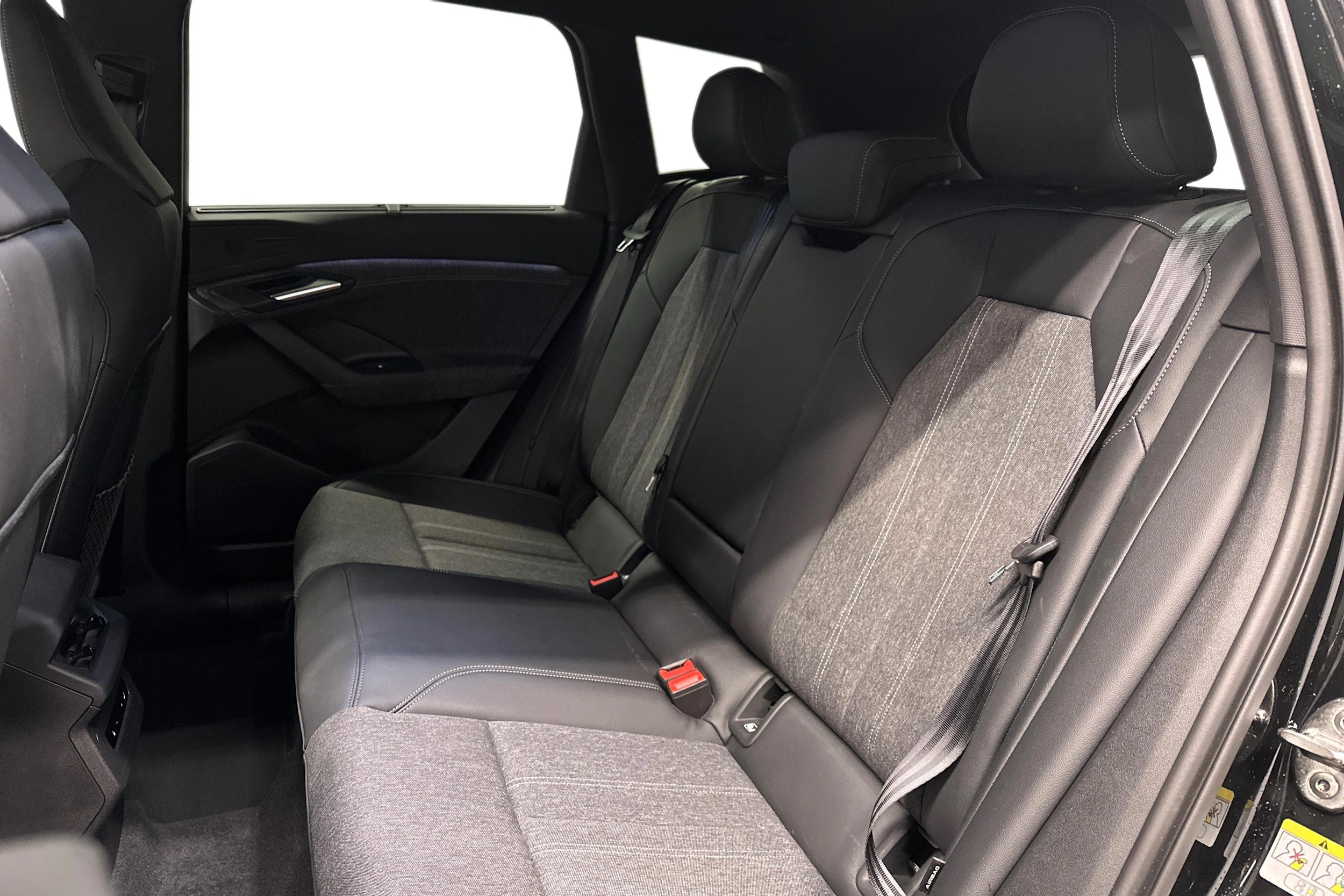 musta Audi Q6 e-tron 2025 kuva 8.
