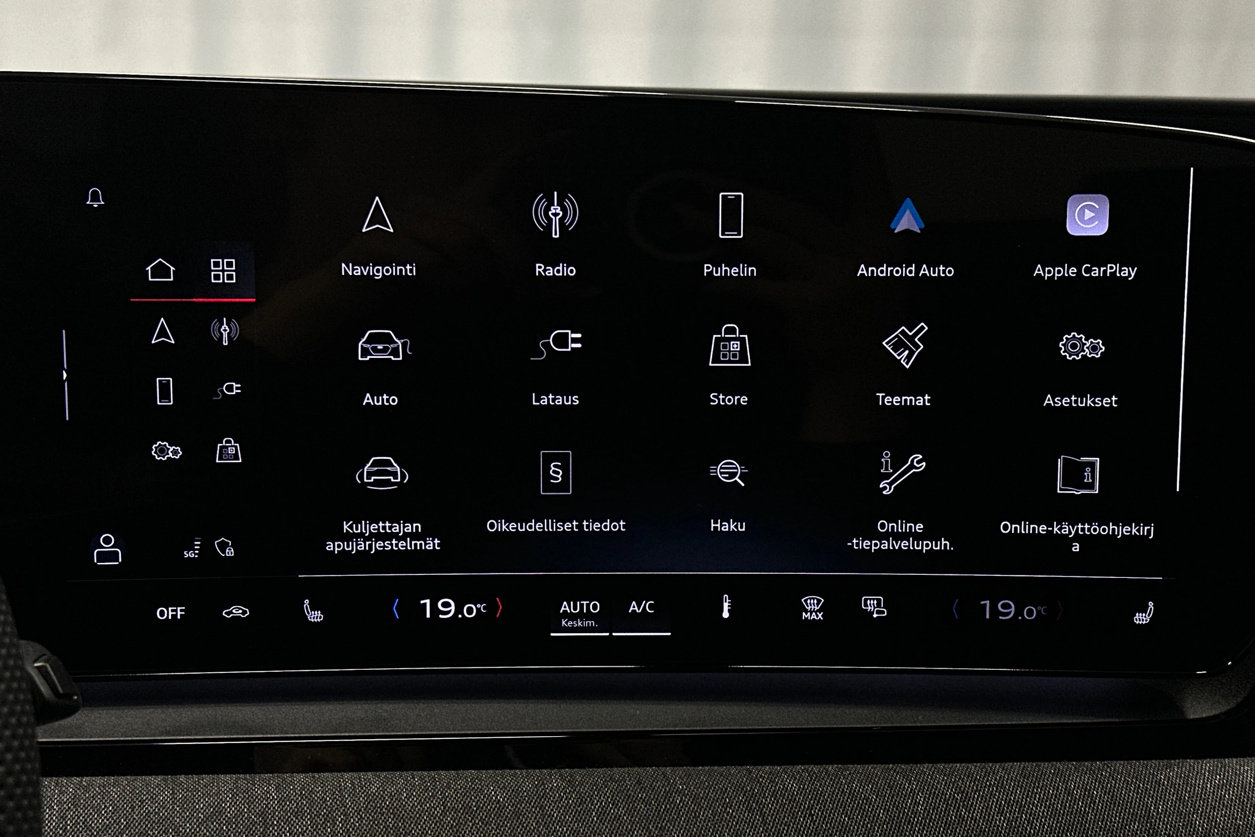 musta Audi Q6 e-tron 2025 kuva 18.