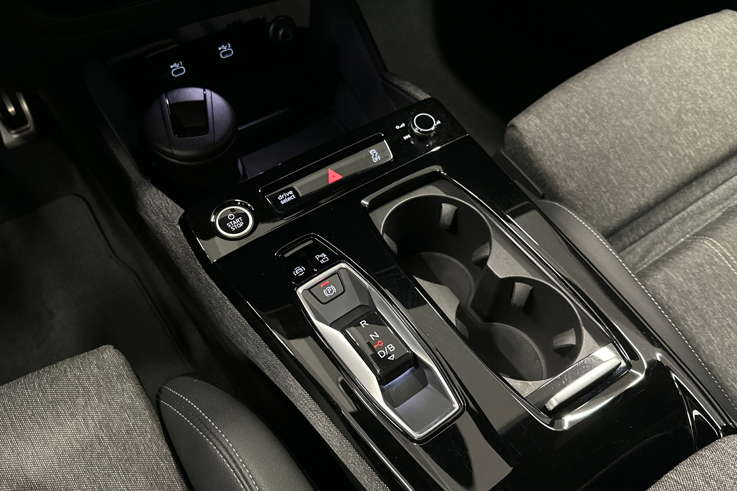 musta Audi Q6 e-tron 2025 kuva 34.
