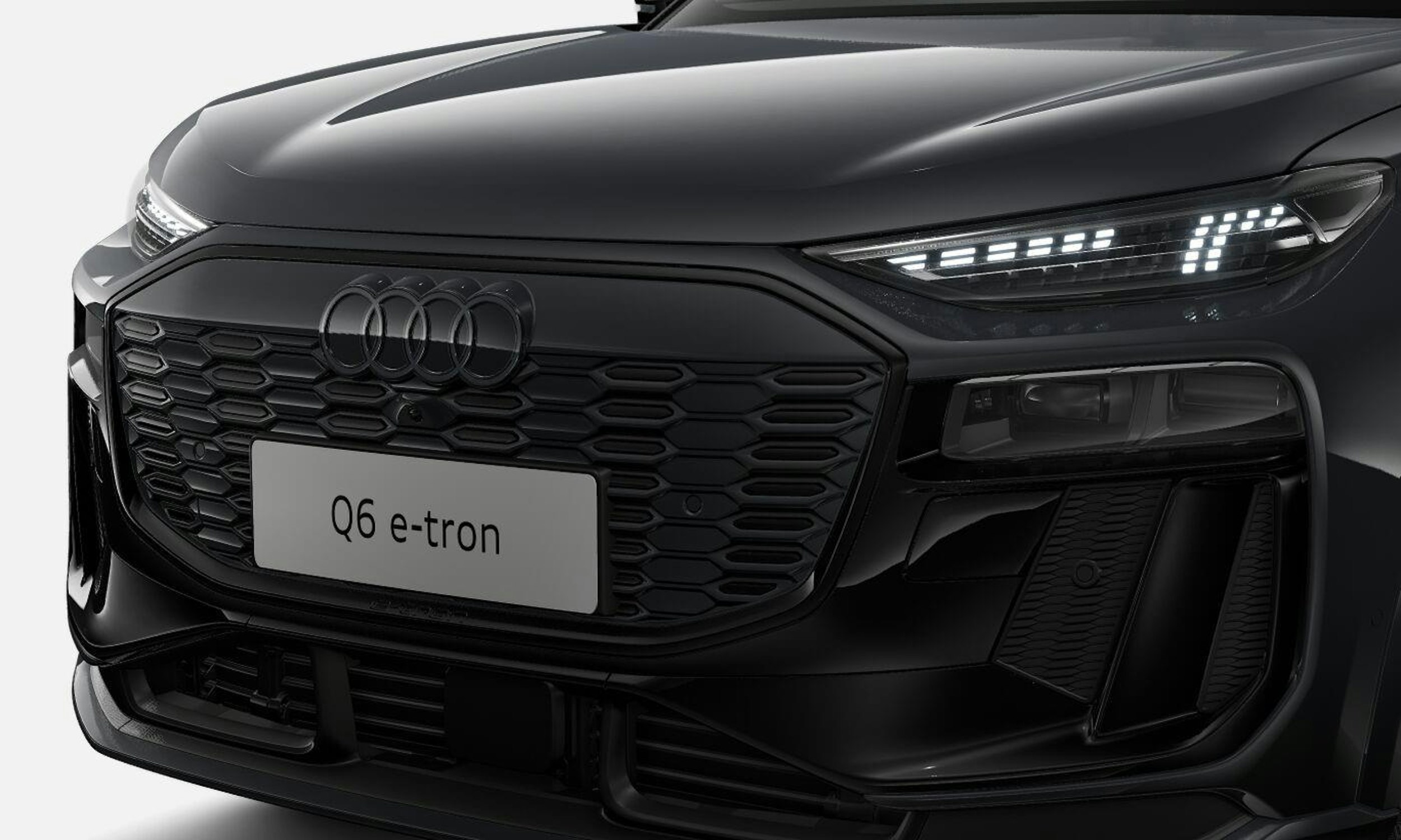 magnet harmaa Audi Q6 e-tron 2025 kuva 8.