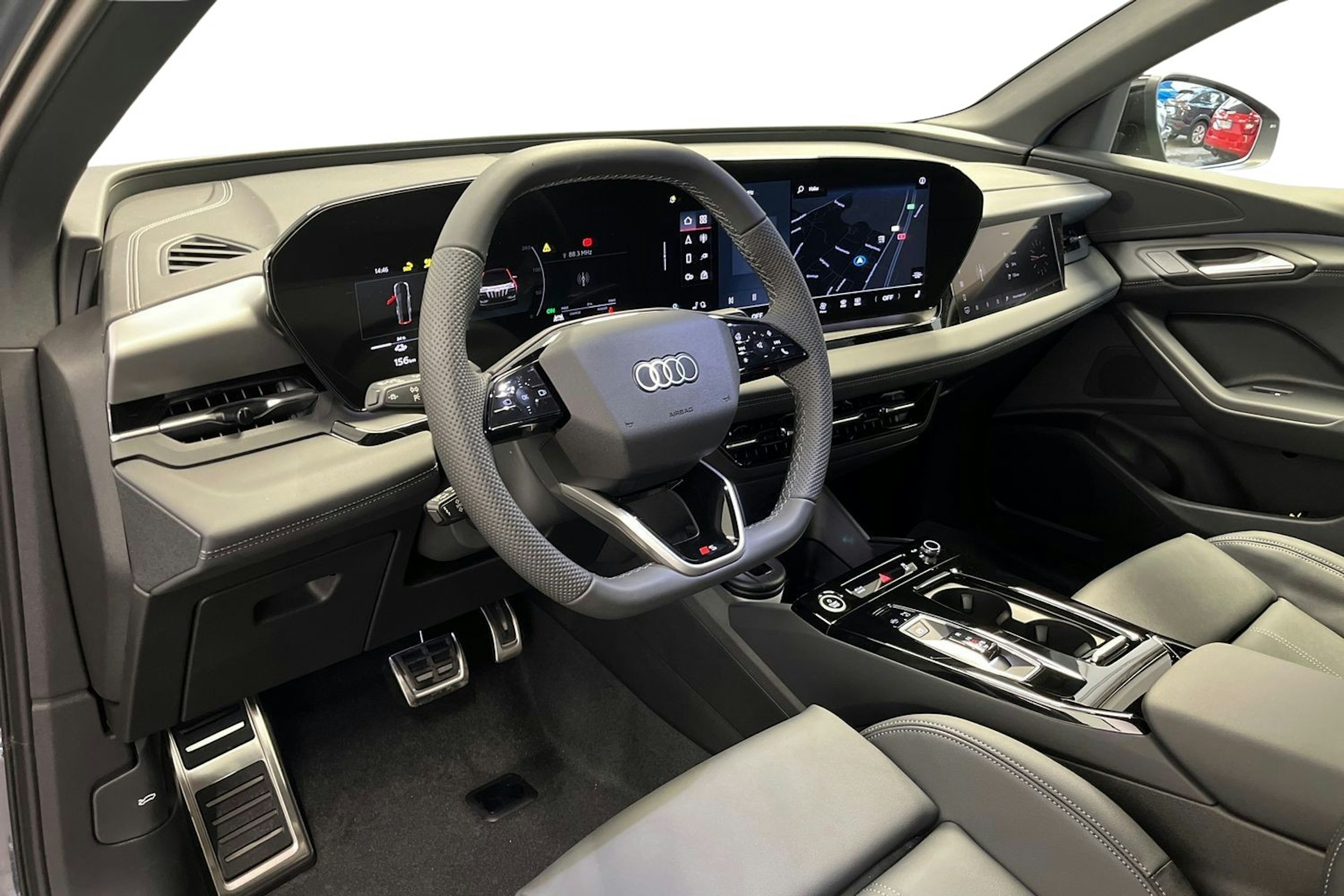 magnet harmaa Audi Q6 e-tron 2025 kuva 9.