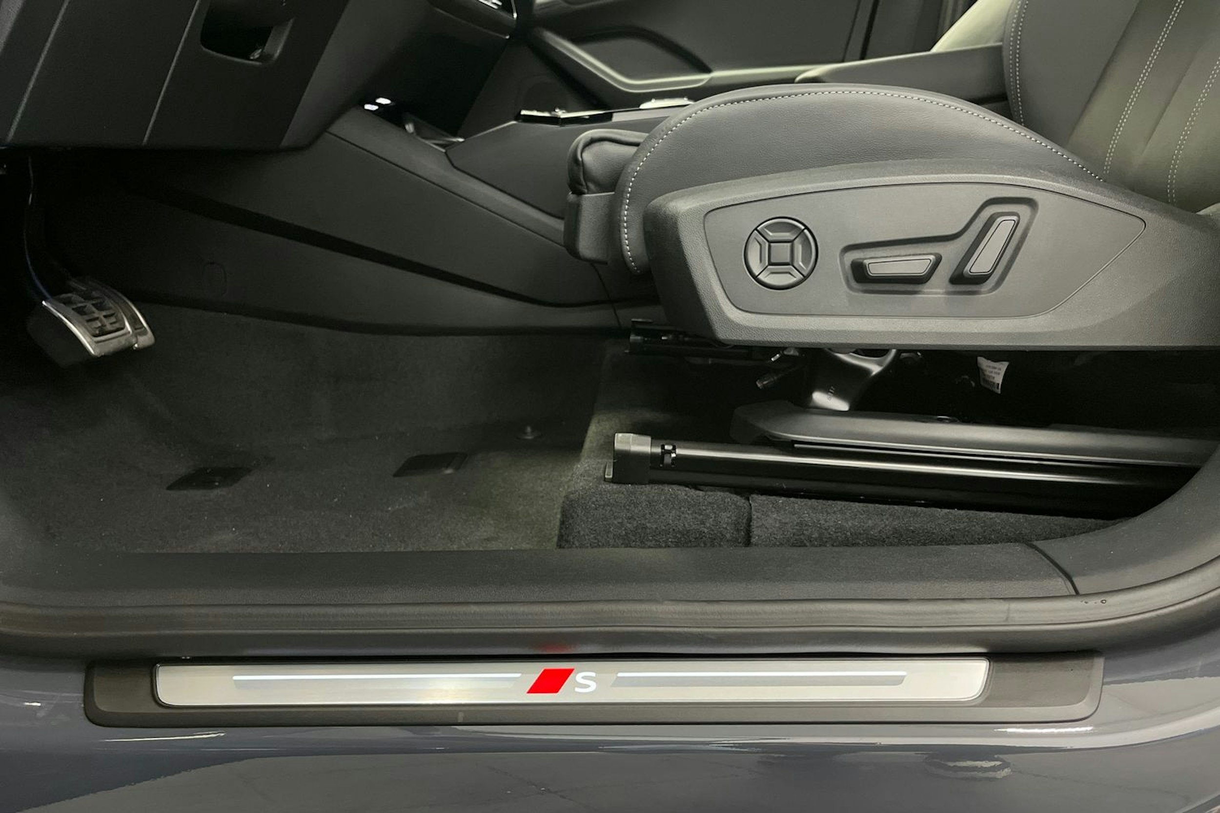 magnet harmaa Audi Q6 e-tron 2025 kuva 12.