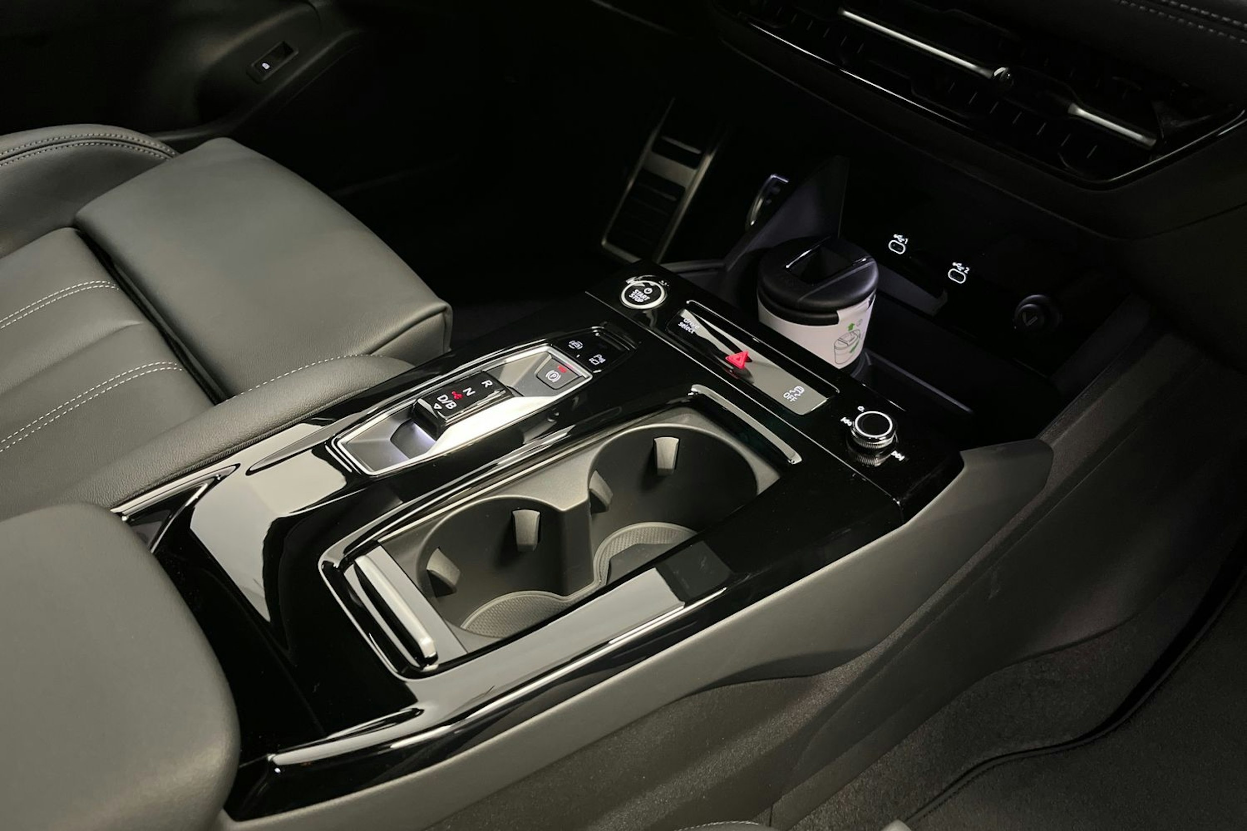 magnet harmaa Audi Q6 e-tron 2025 kuva 14.