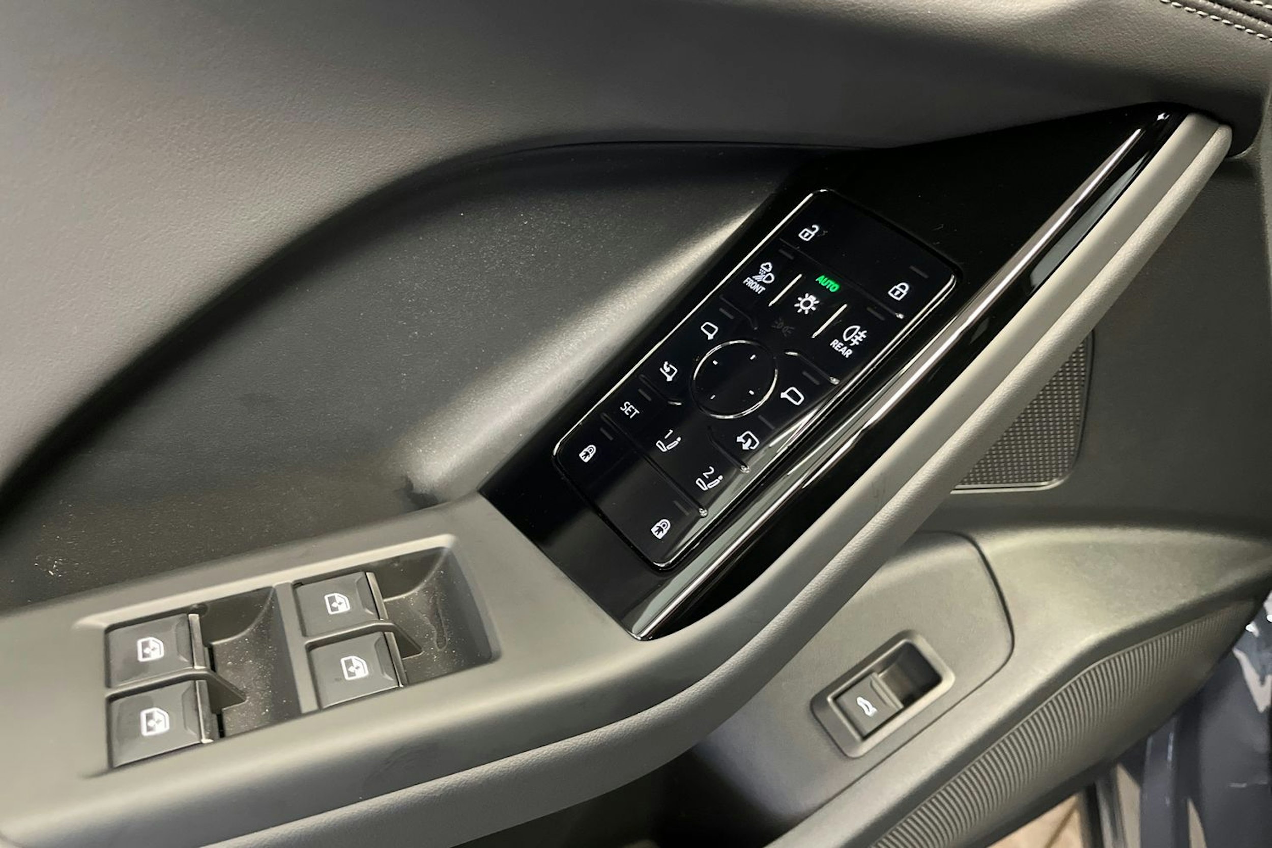 magnet harmaa Audi Q6 e-tron 2025 kuva 15.