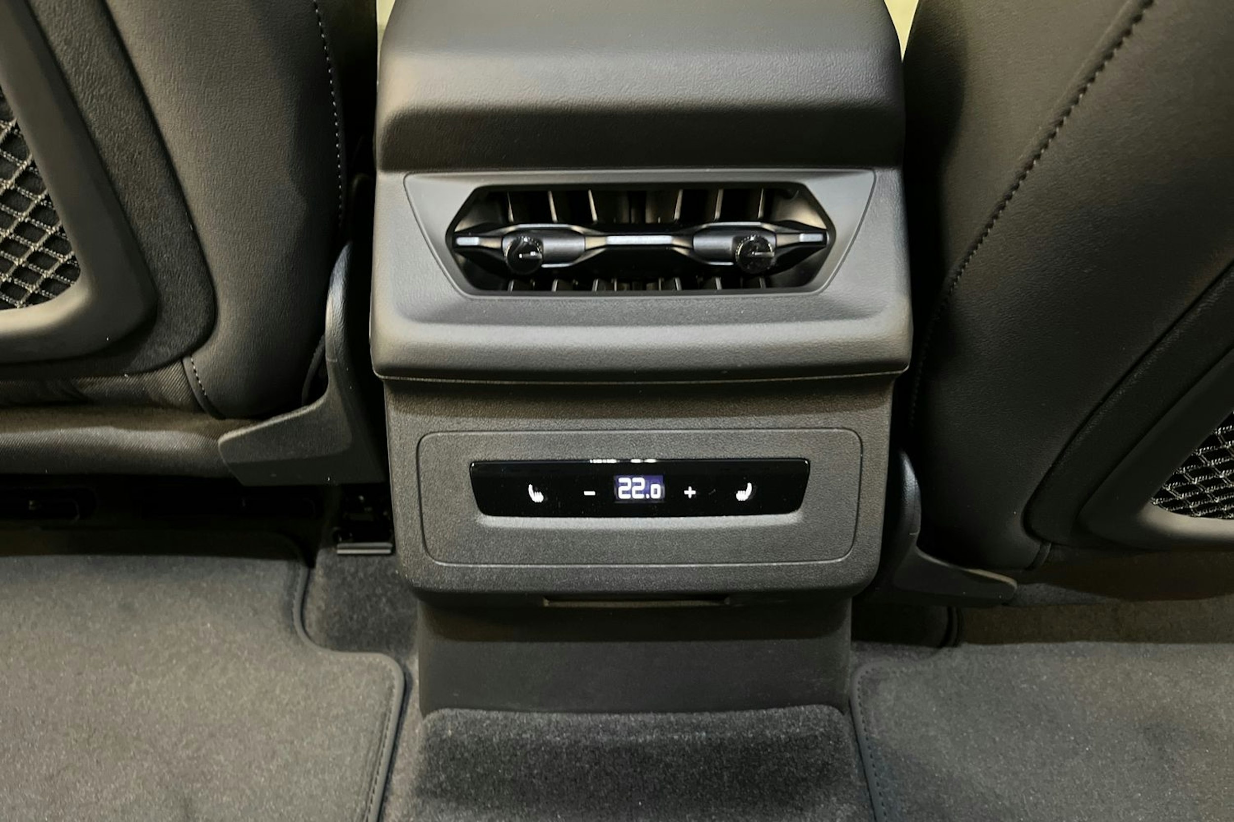 magnet harmaa Audi Q6 e-tron 2025 kuva 16.
