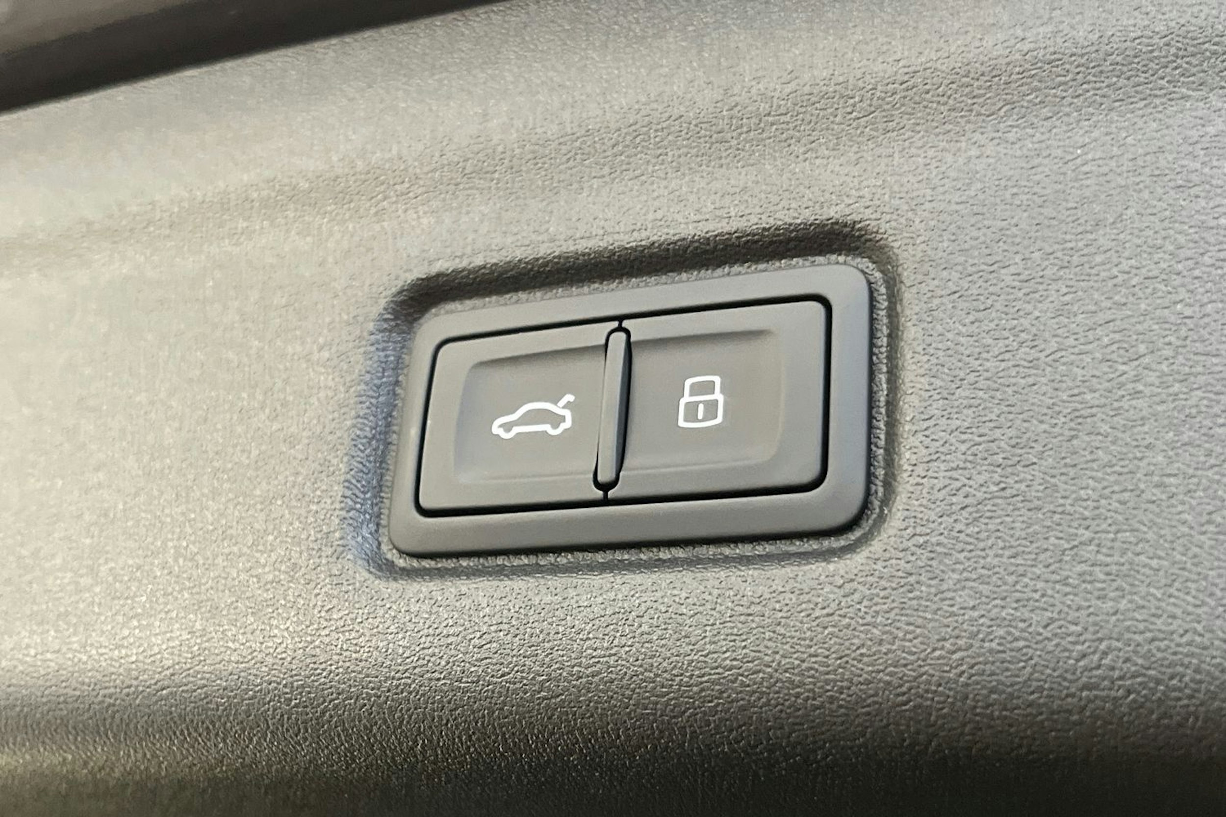 magnet harmaa Audi Q6 e-tron 2025 kuva 17.