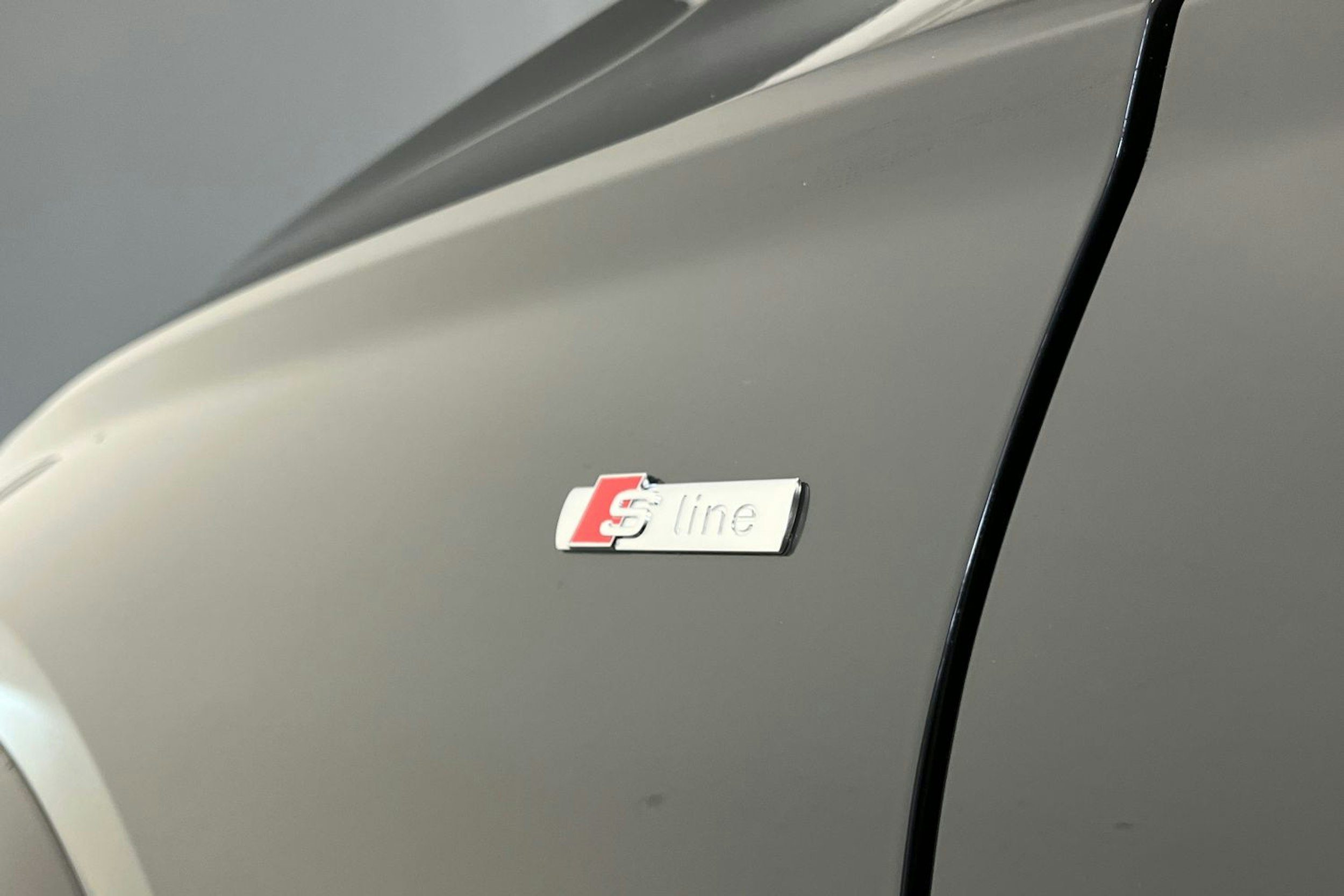 magnet harmaa Audi Q6 e-tron 2025 kuva 22.