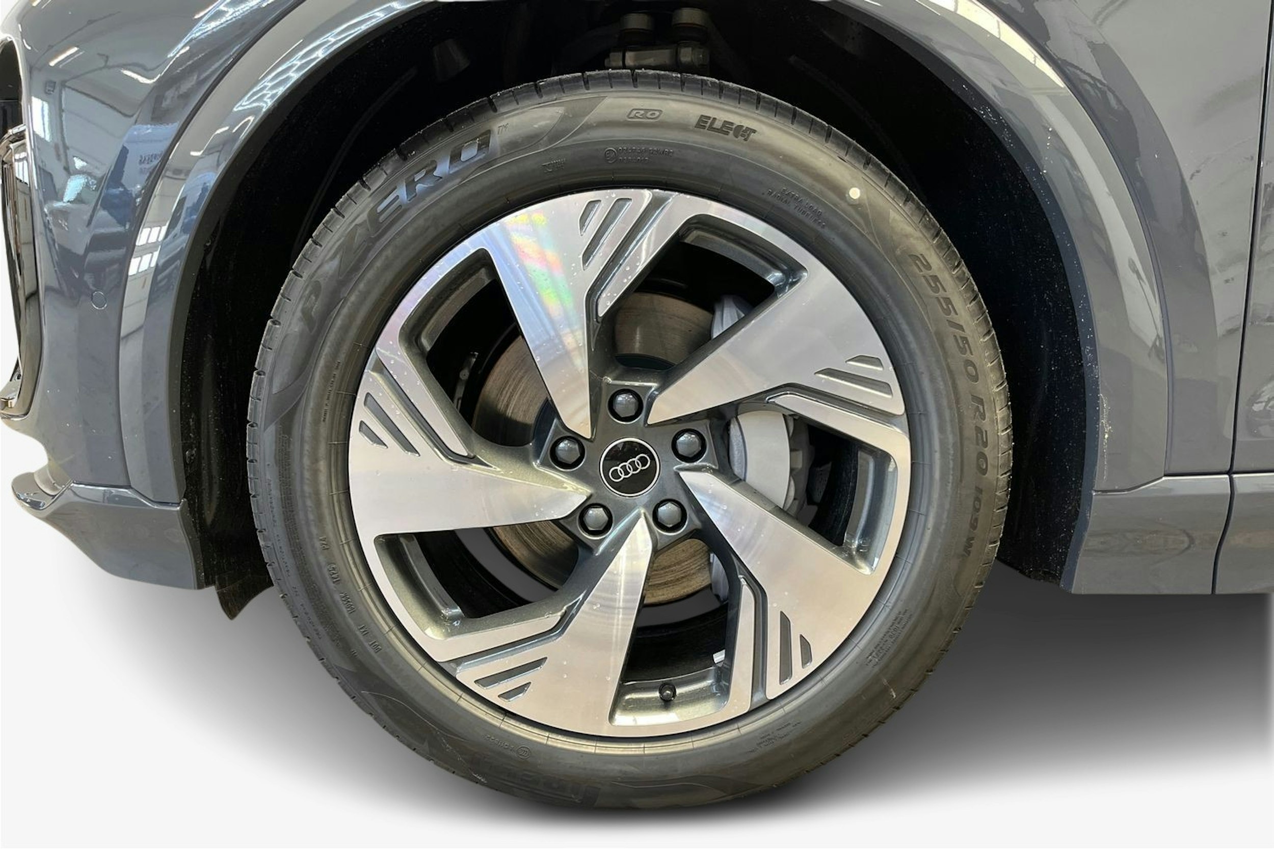 magnet harmaa Audi Q6 e-tron 2025 kuva 23.