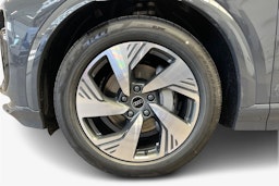 magnet harmaa Audi Q6 e-tron 2025 kuva 23.