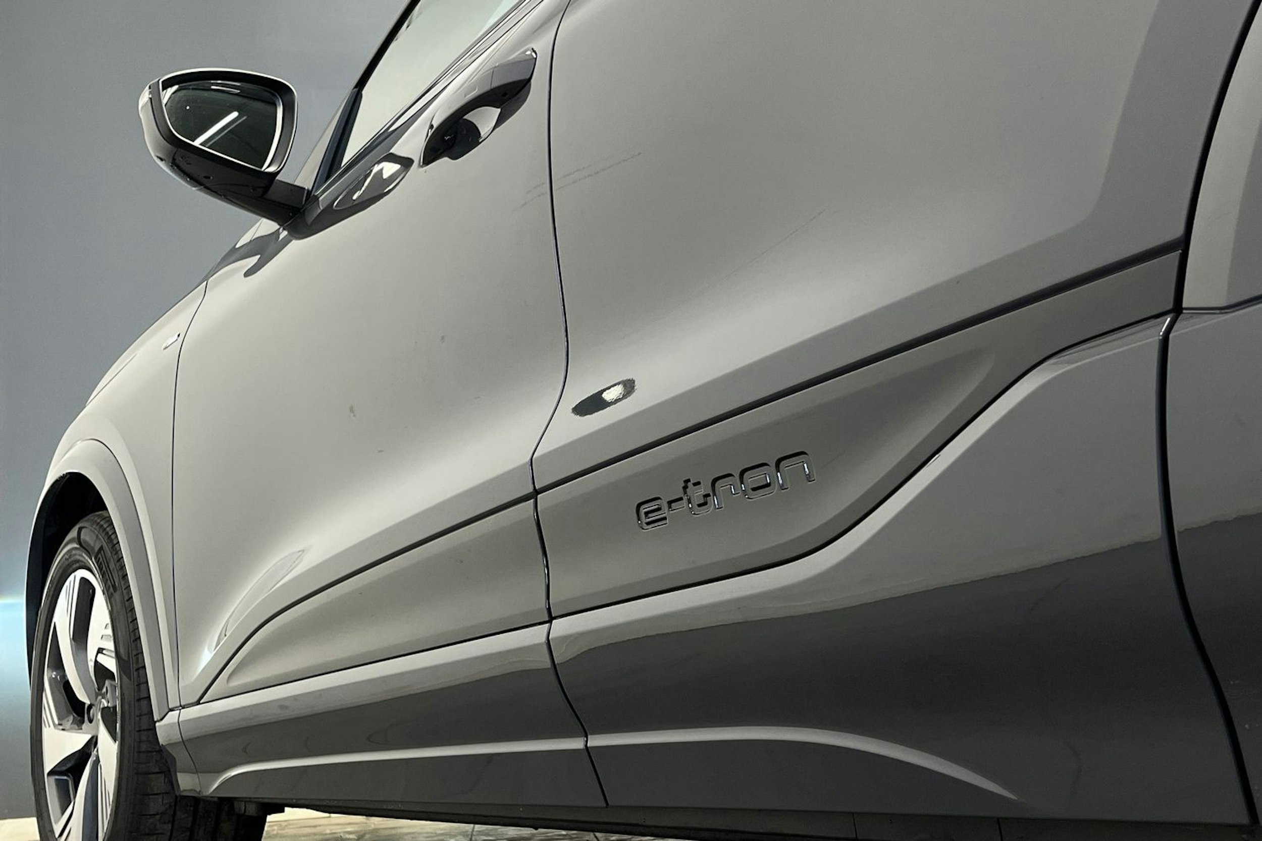 magnet harmaa Audi Q6 e-tron 2025 kuva 24.