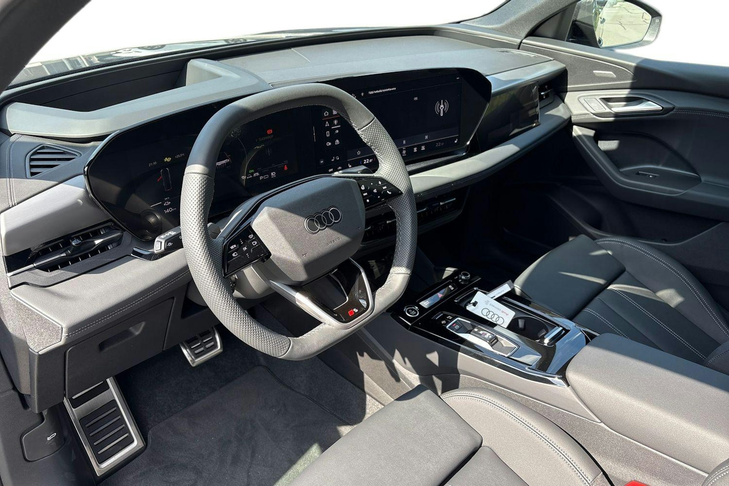harmaa Audi Q6 e-tron 2025 kuva 6.