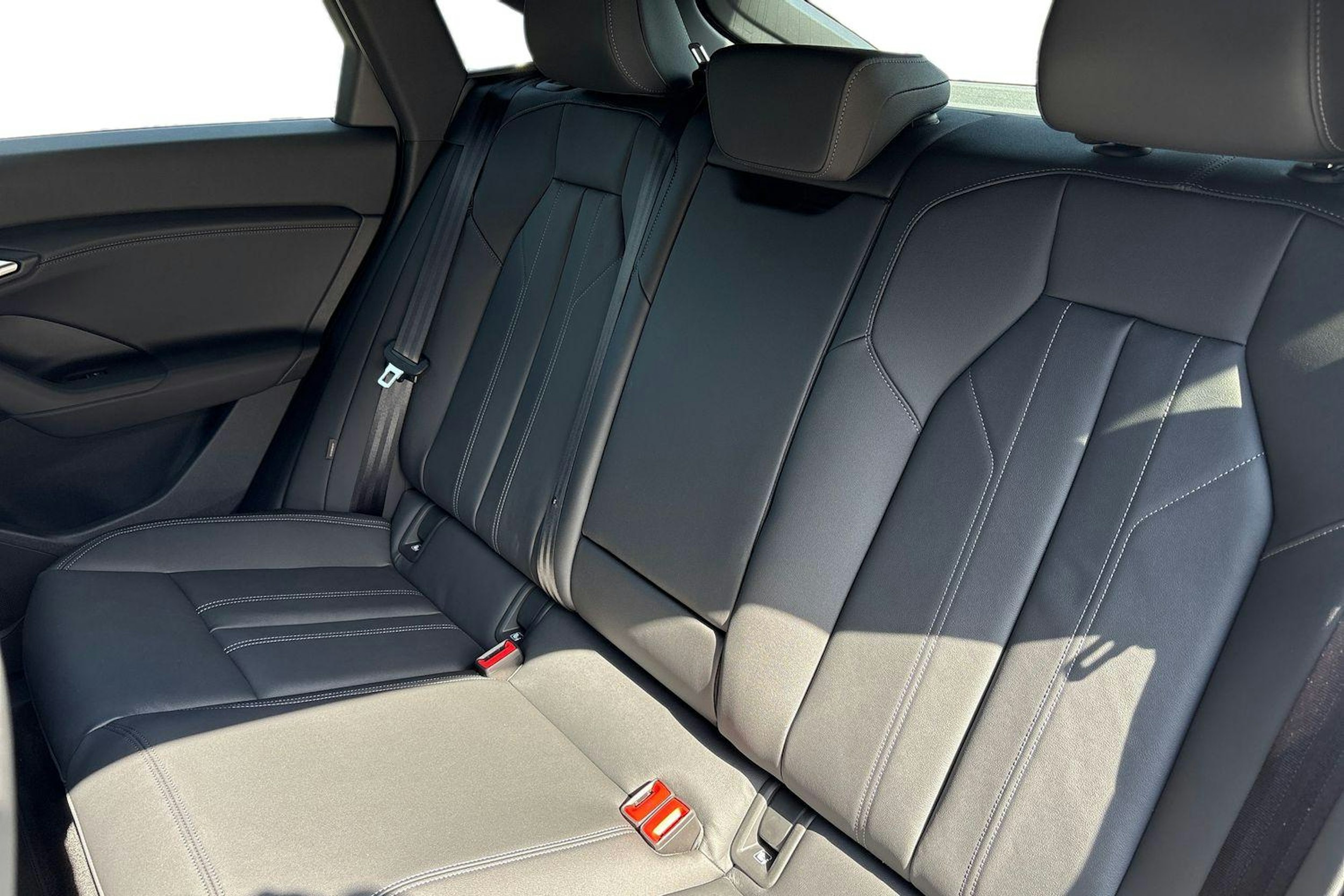 harmaa Audi Q6 e-tron 2025 kuva 8.