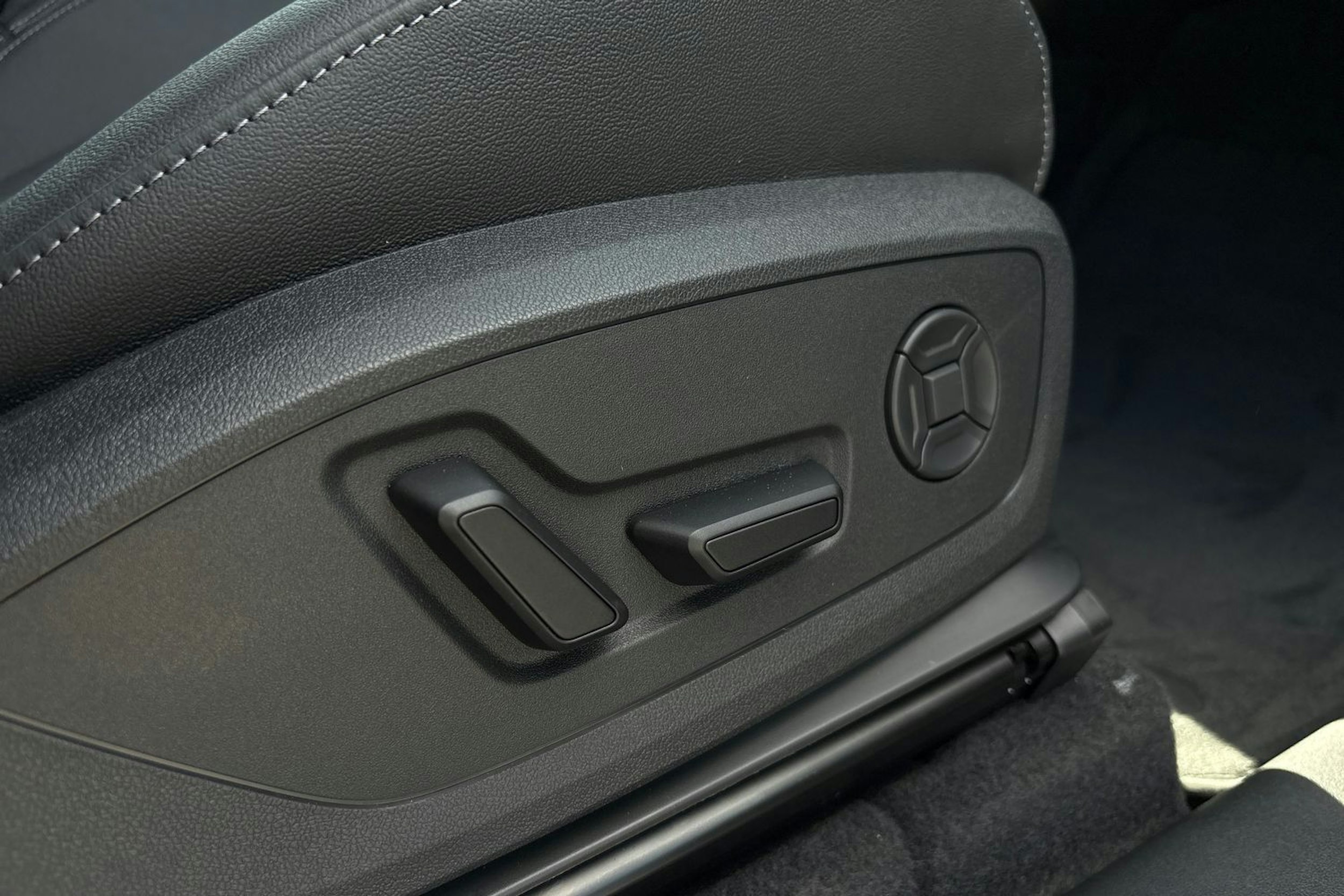harmaa Audi Q6 e-tron 2025 kuva 17.