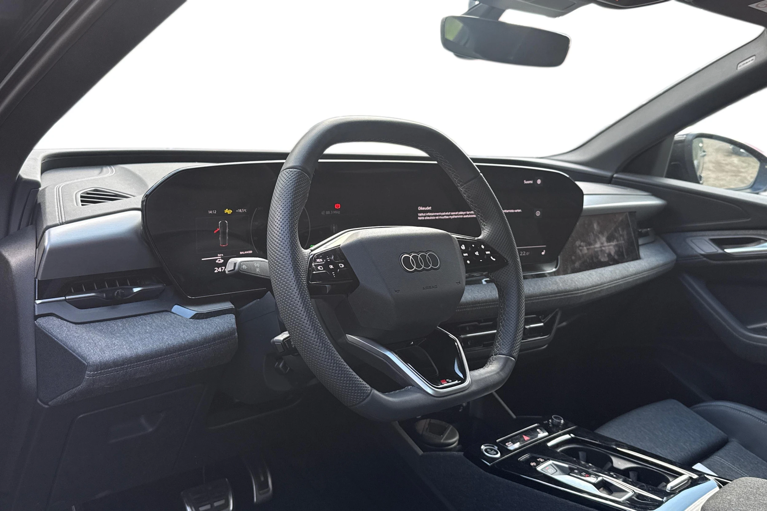 musta Audi Q6 e-tron 2025 kuva 3.