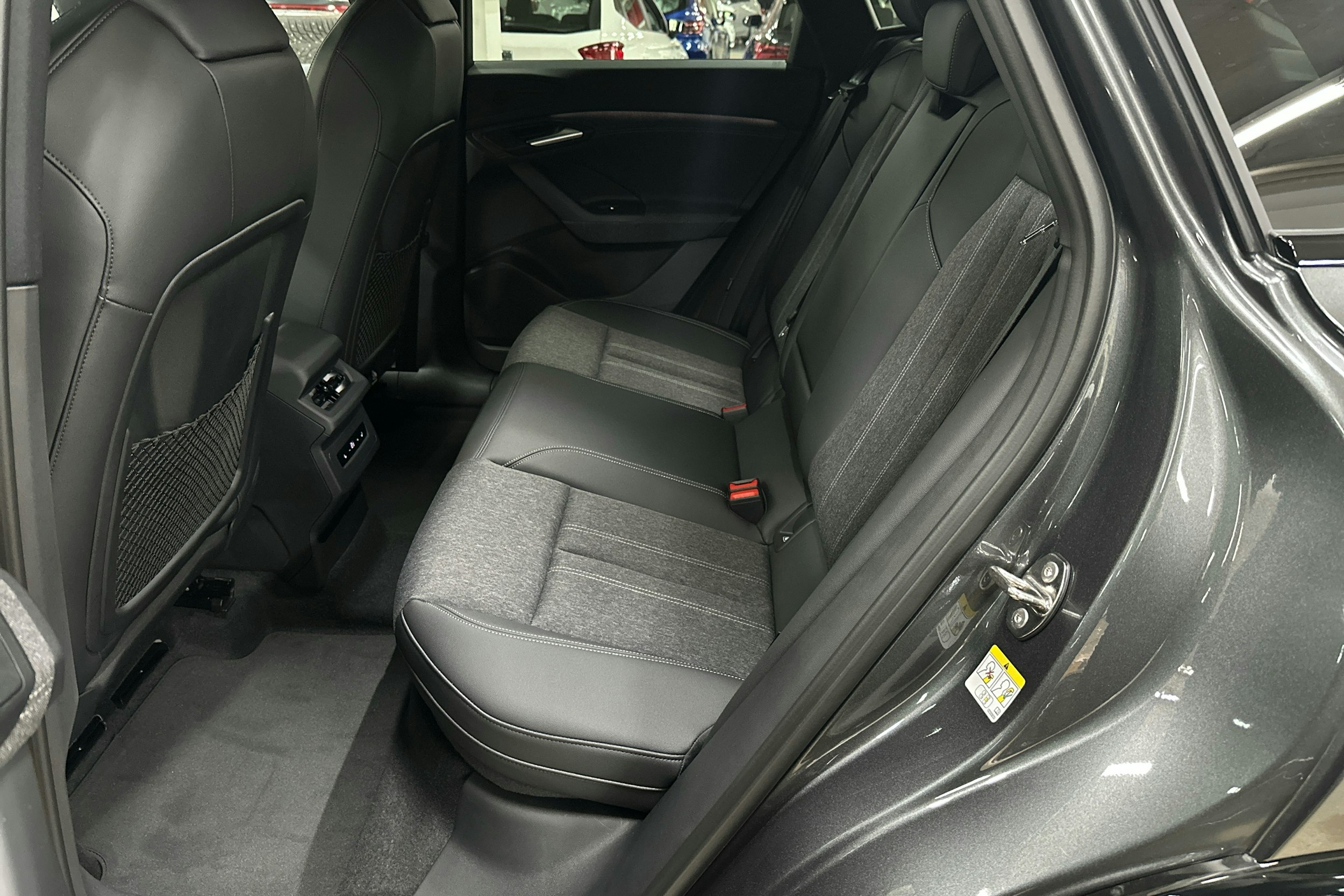 met. harmaa Audi Q6 e-tron 2025 kuva 8.