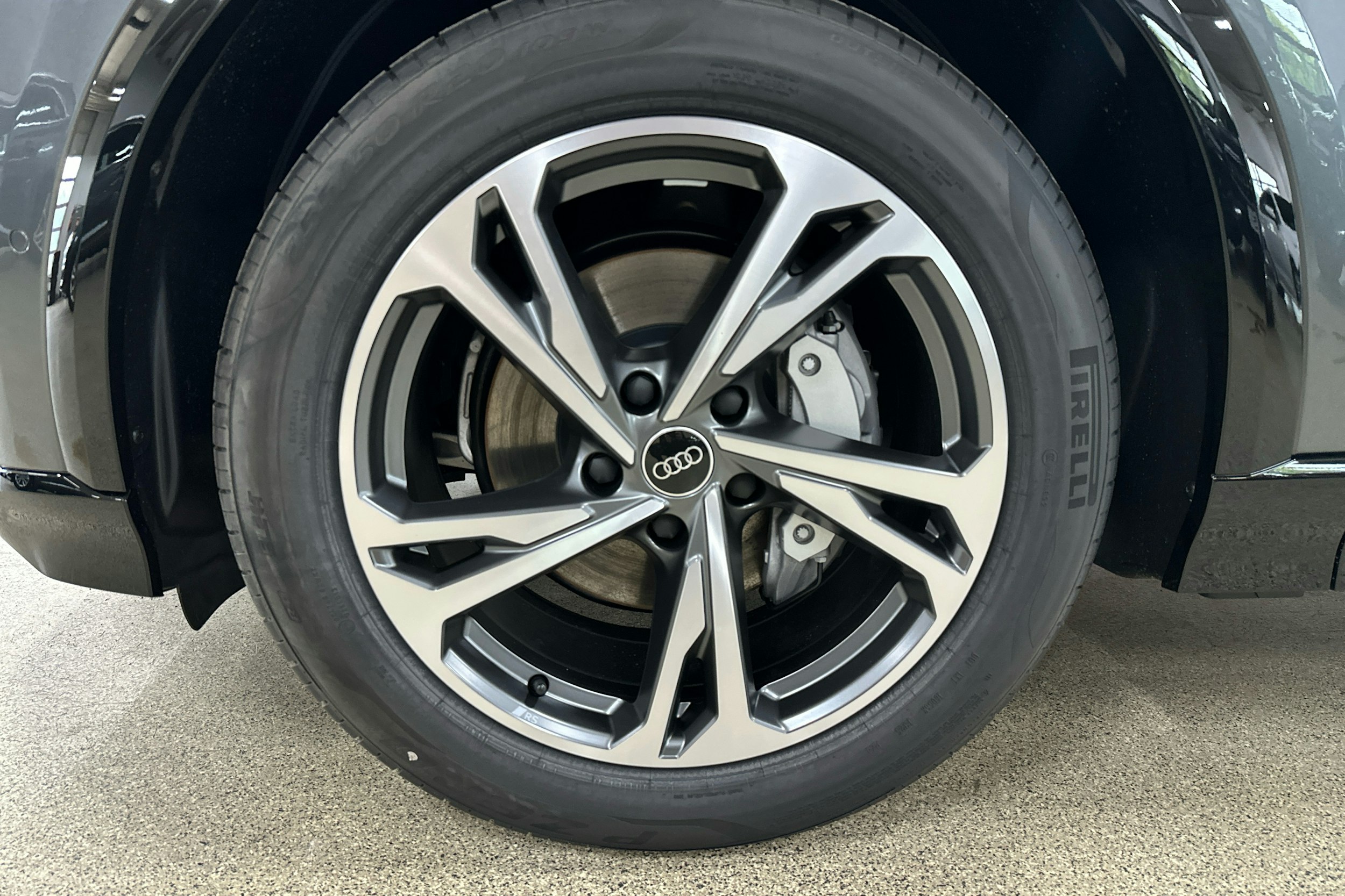 met. harmaa Audi Q6 e-tron 2025 kuva 9.