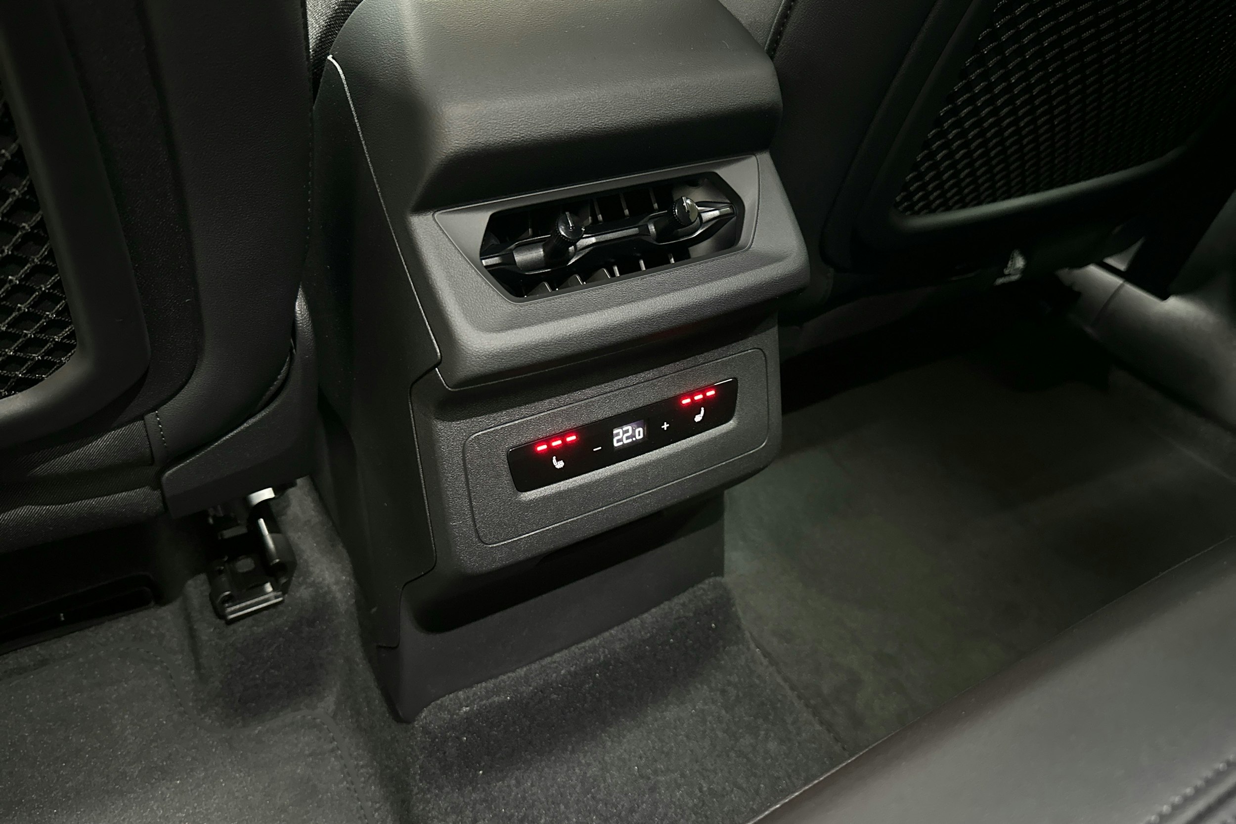 met. harmaa Audi Q6 e-tron 2025 kuva 11.