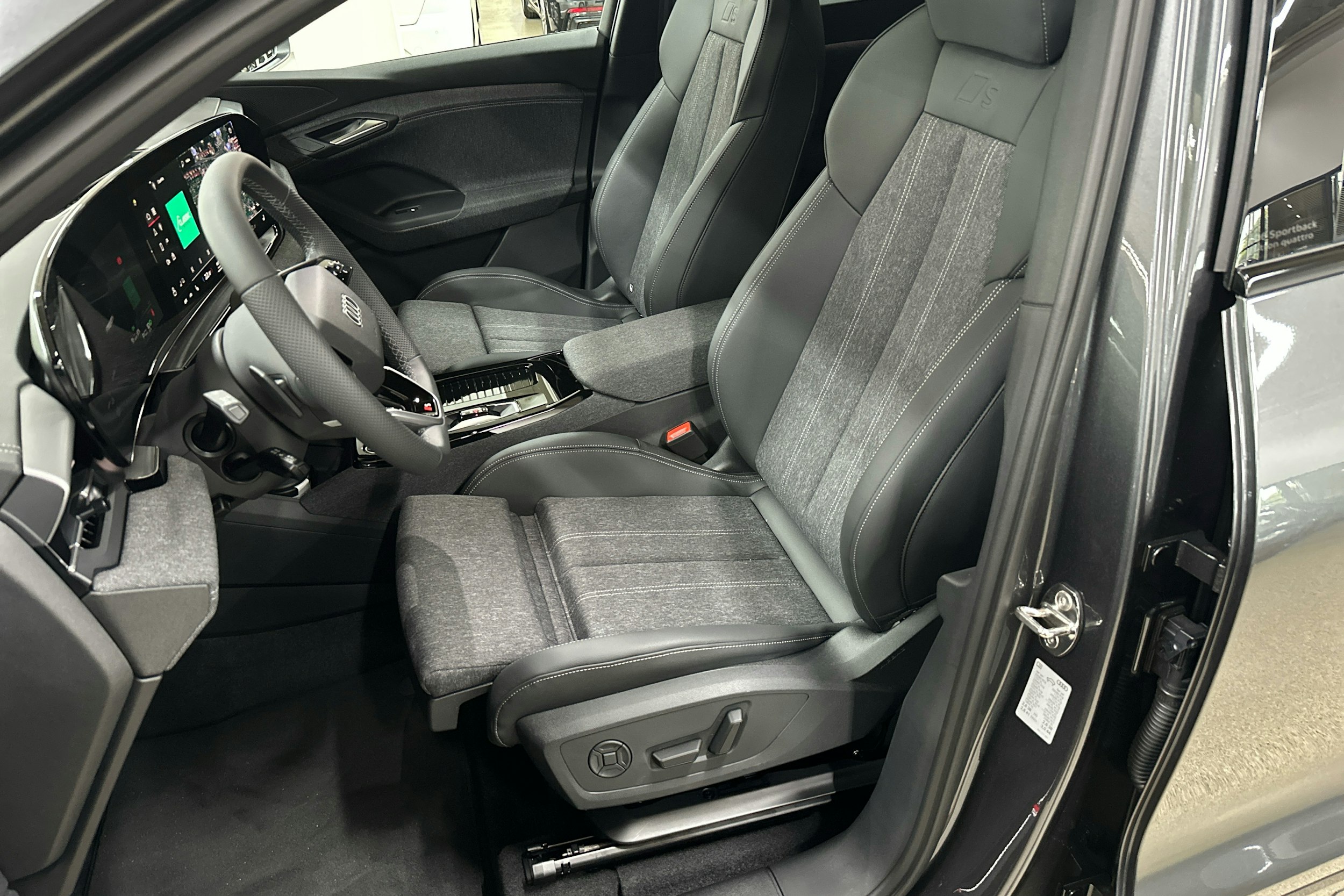 met. harmaa Audi Q6 e-tron 2025 kuva 13.