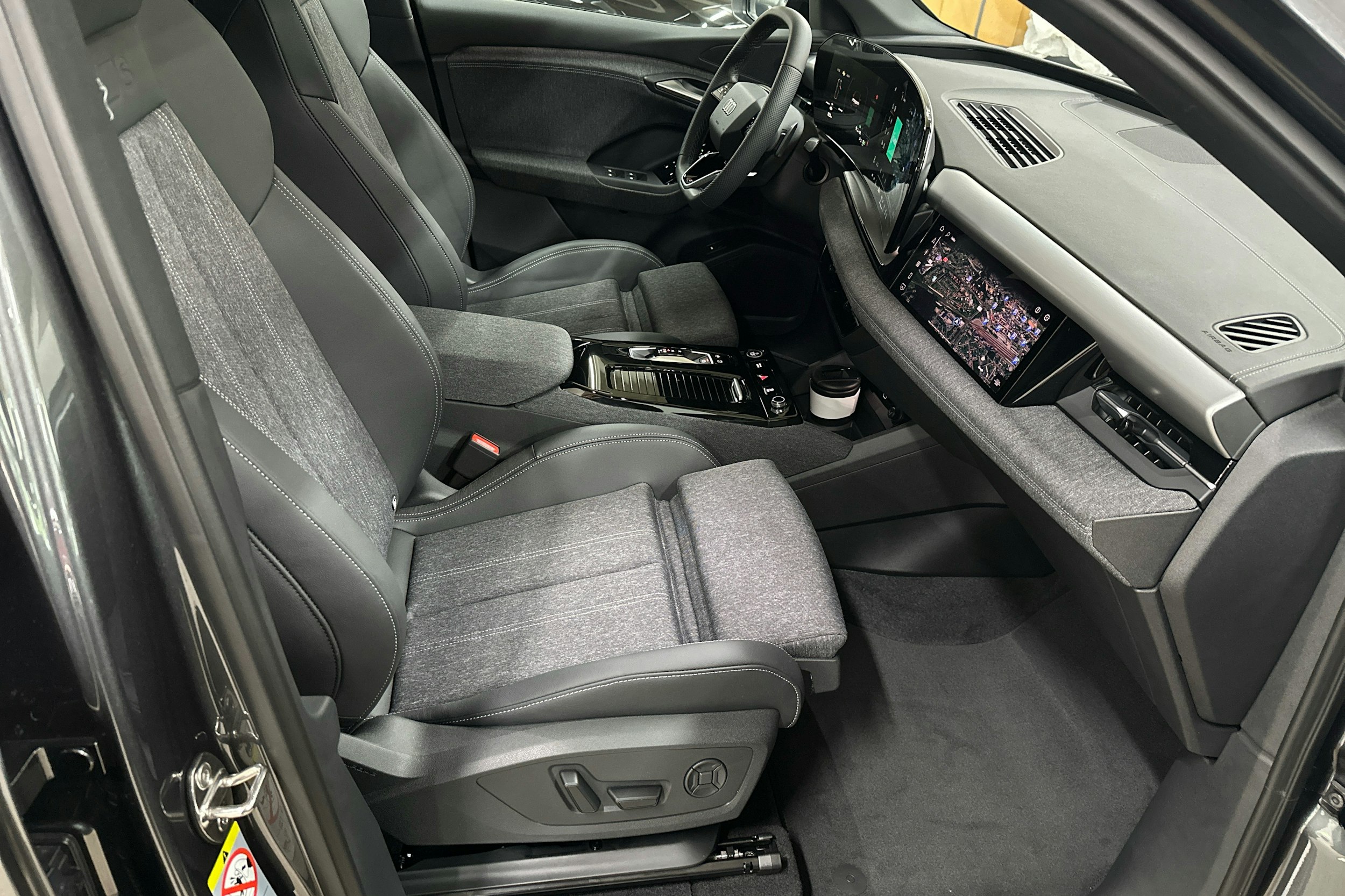 met. harmaa Audi Q6 e-tron 2025 kuva 14.