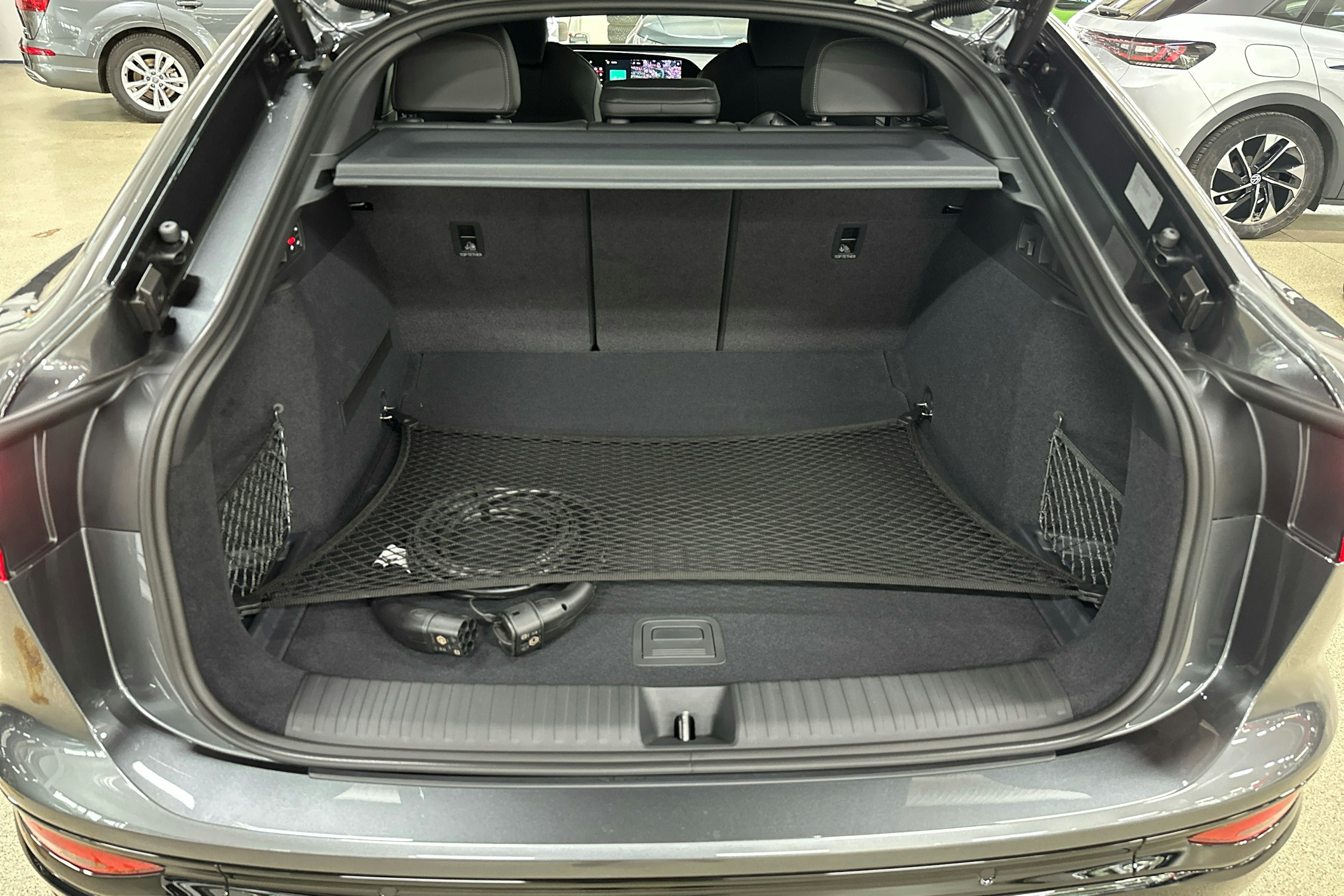 met. harmaa Audi Q6 e-tron 2025 kuva 15.