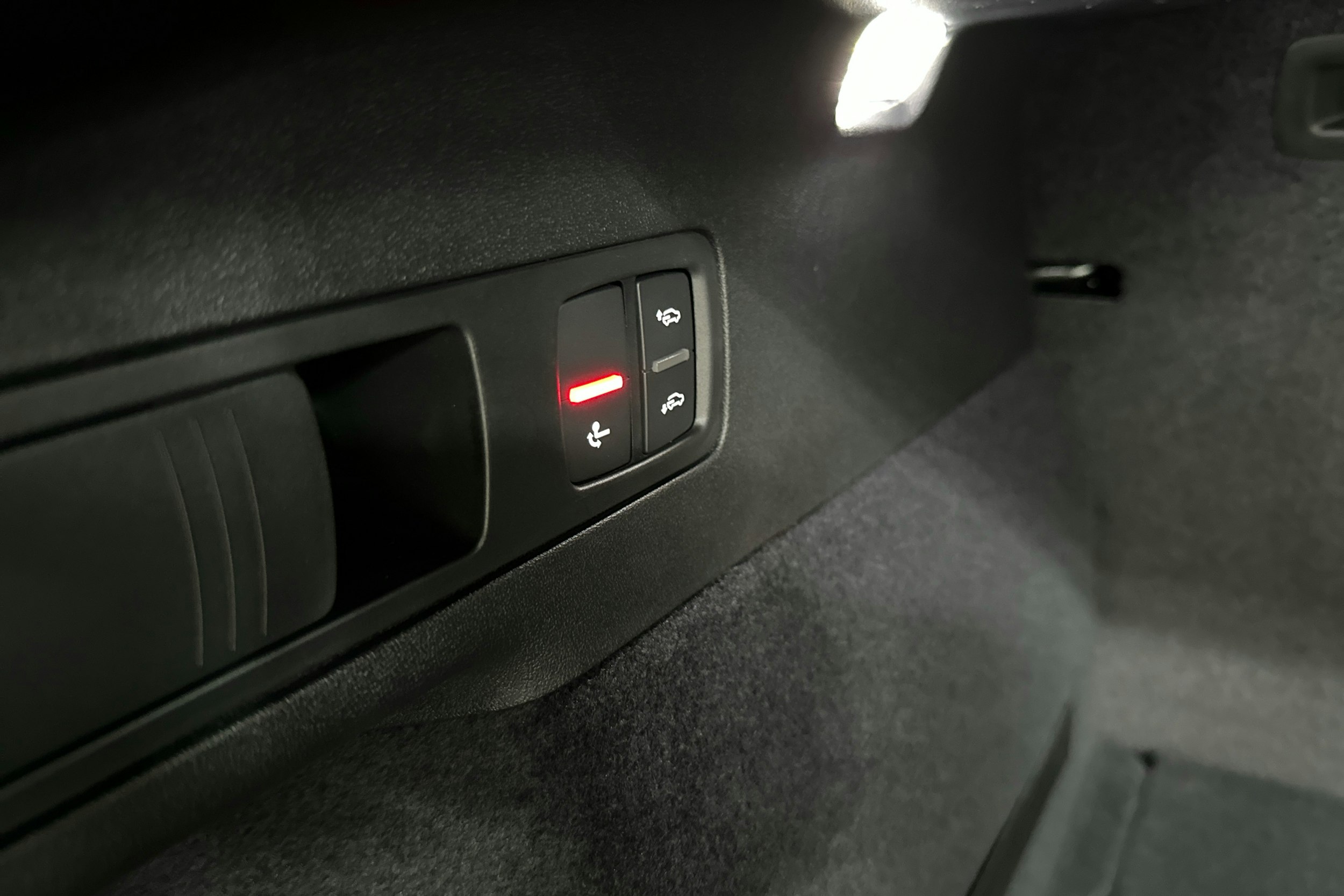 met. harmaa Audi Q6 e-tron 2025 kuva 16.