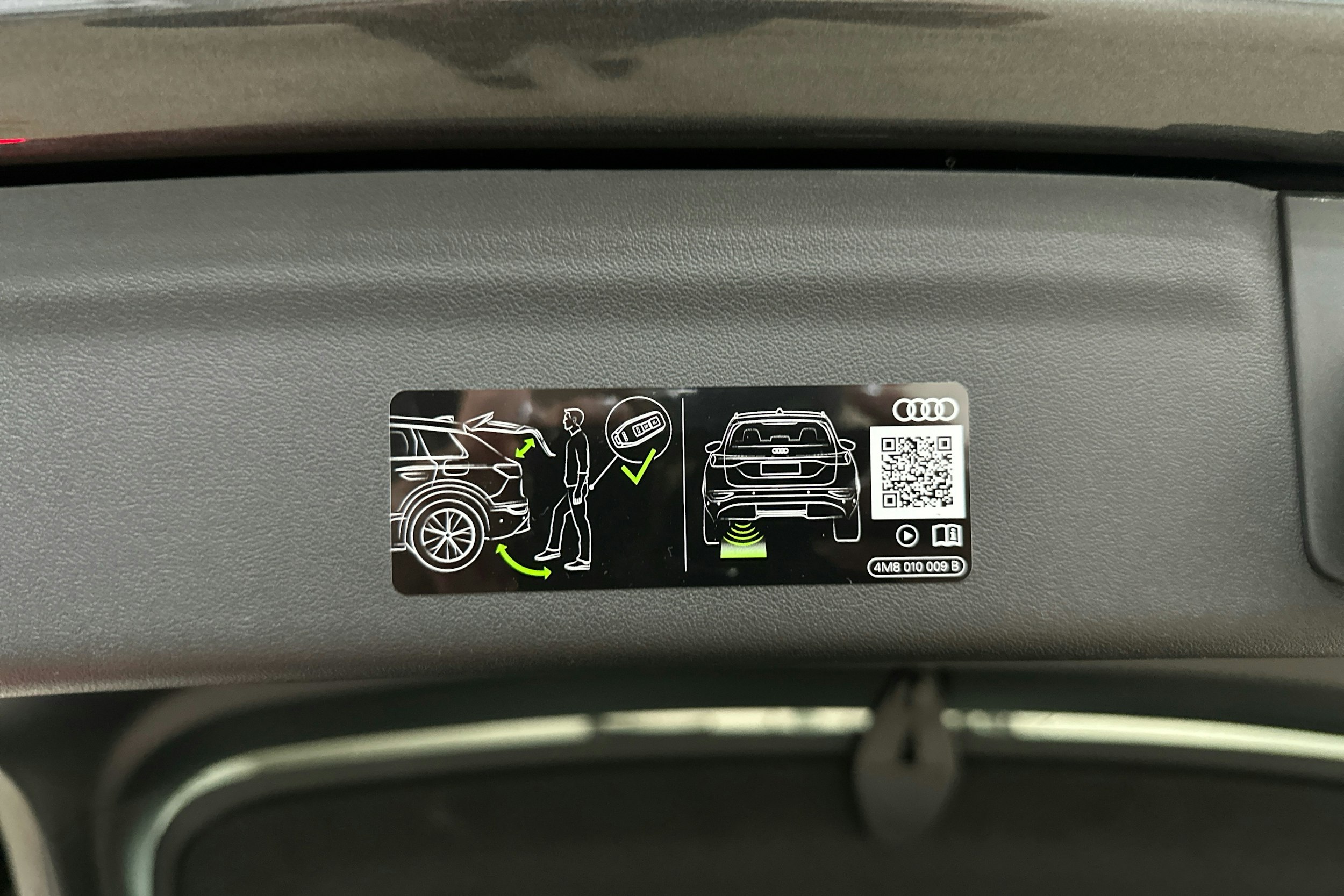 met. harmaa Audi Q6 e-tron 2025 kuva 18.