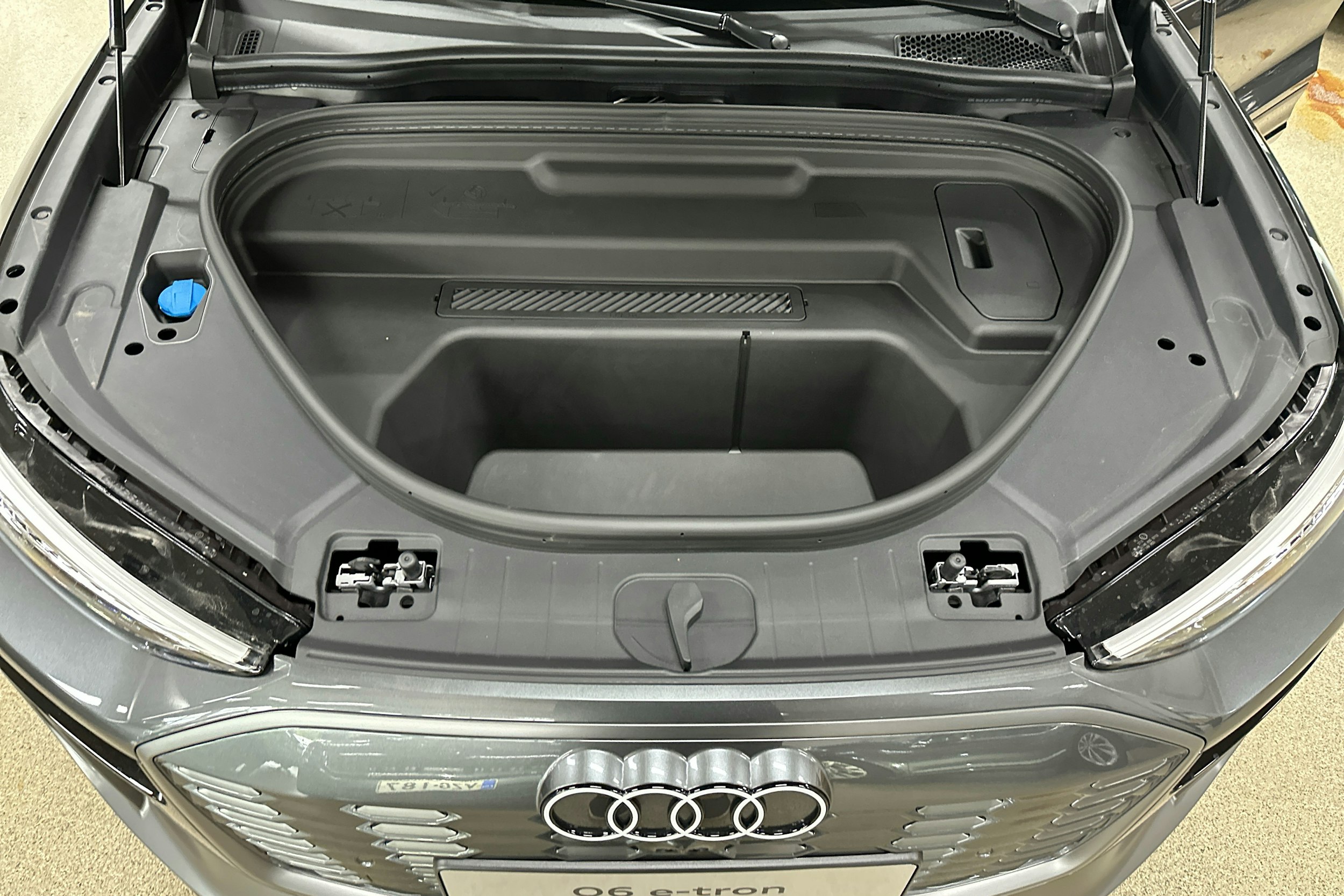 met. harmaa Audi Q6 e-tron 2025 kuva 19.