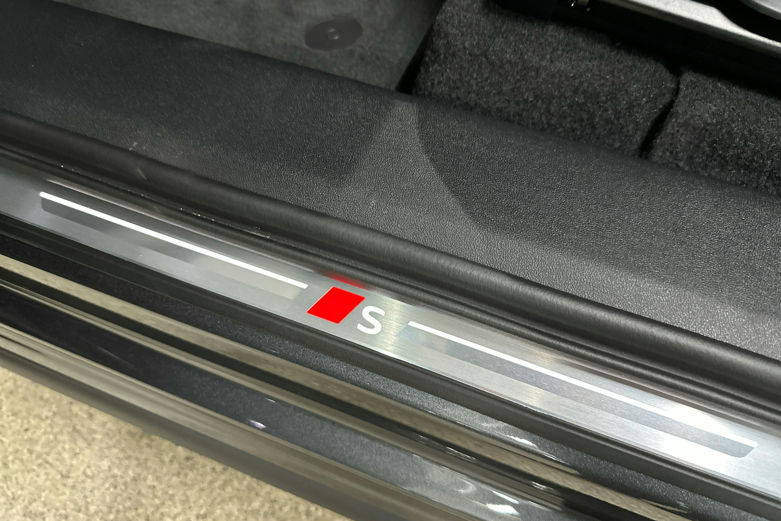 met. harmaa Audi Q6 e-tron 2025 kuva 21.