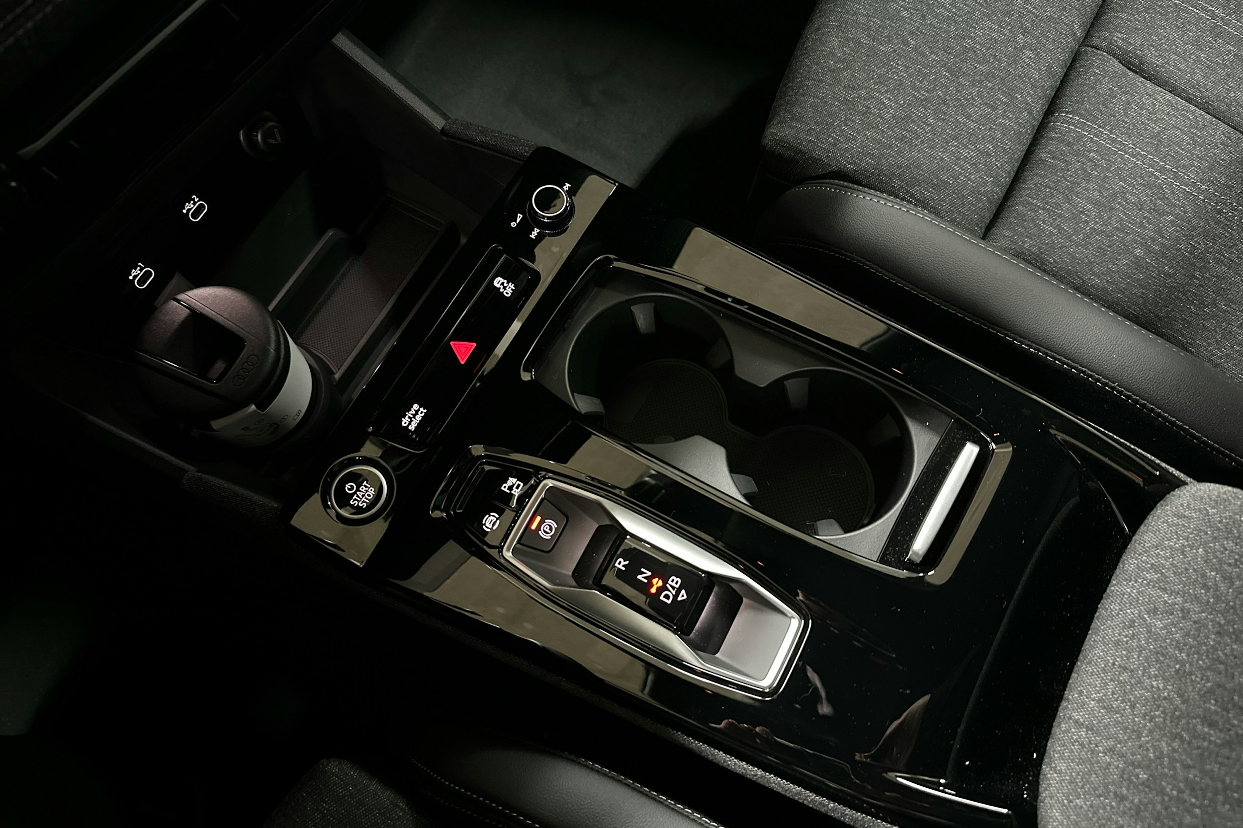 met. harmaa Audi Q6 e-tron 2025 kuva 22.