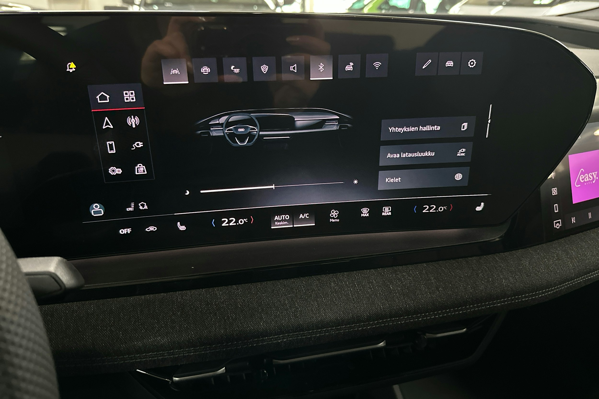 met. harmaa Audi Q6 e-tron 2025 kuva 29.