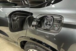 met. harmaa Audi Q6 e-tron 2025 kuva 35.