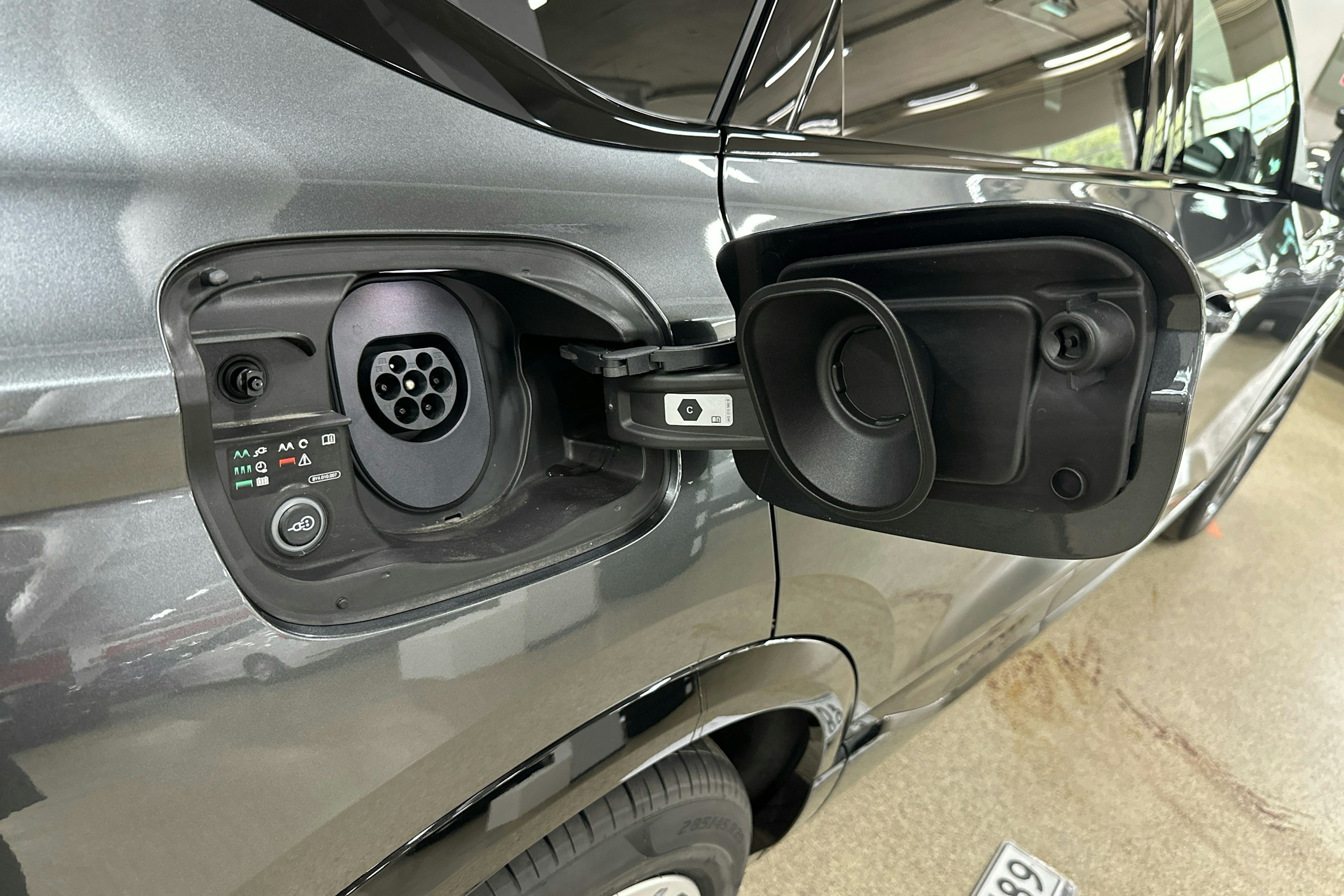 met. harmaa Audi Q6 e-tron 2025 kuva 36.