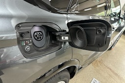 met. harmaa Audi Q6 e-tron 2025 kuva 36.