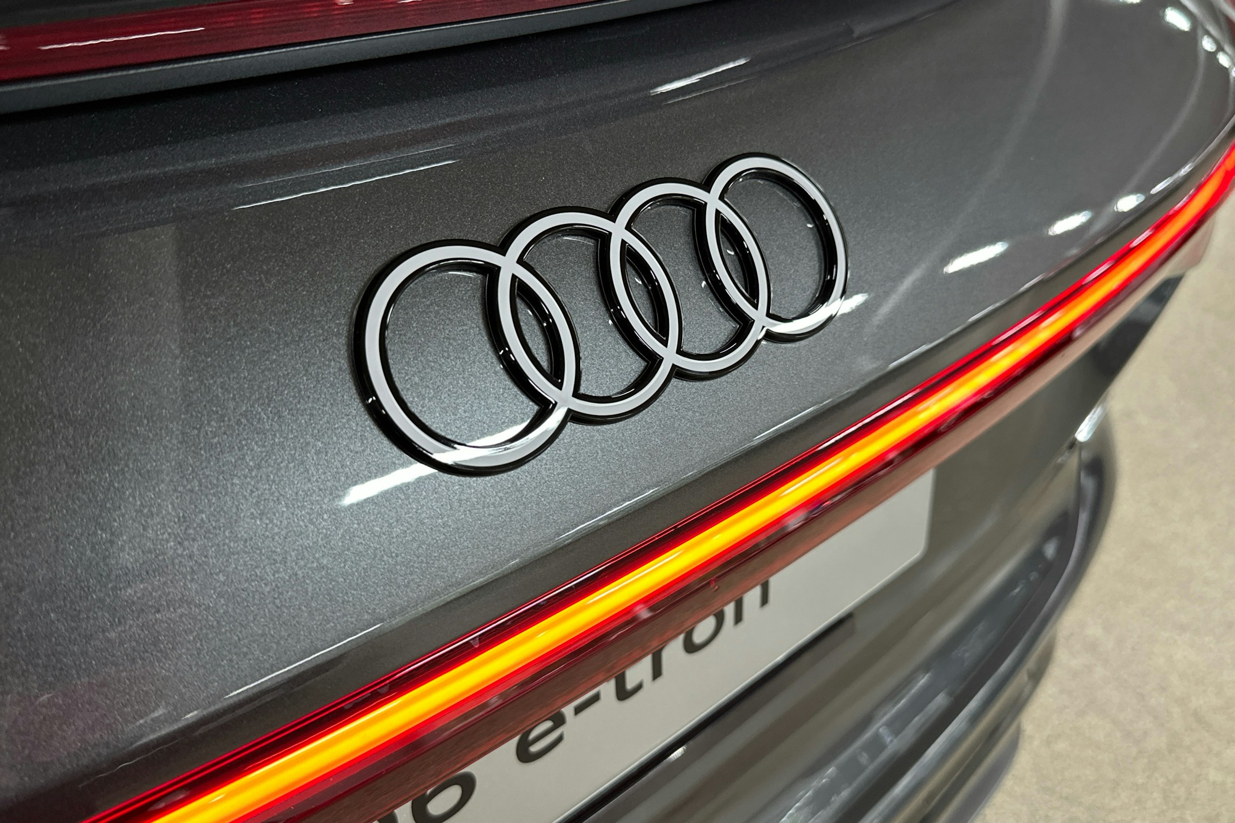 met. harmaa Audi Q6 e-tron 2025 kuva 37.