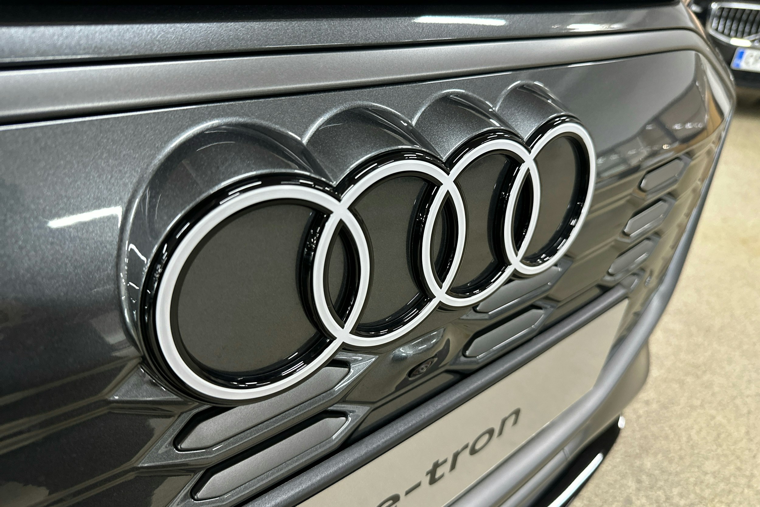 met. harmaa Audi Q6 e-tron 2025 kuva 38.