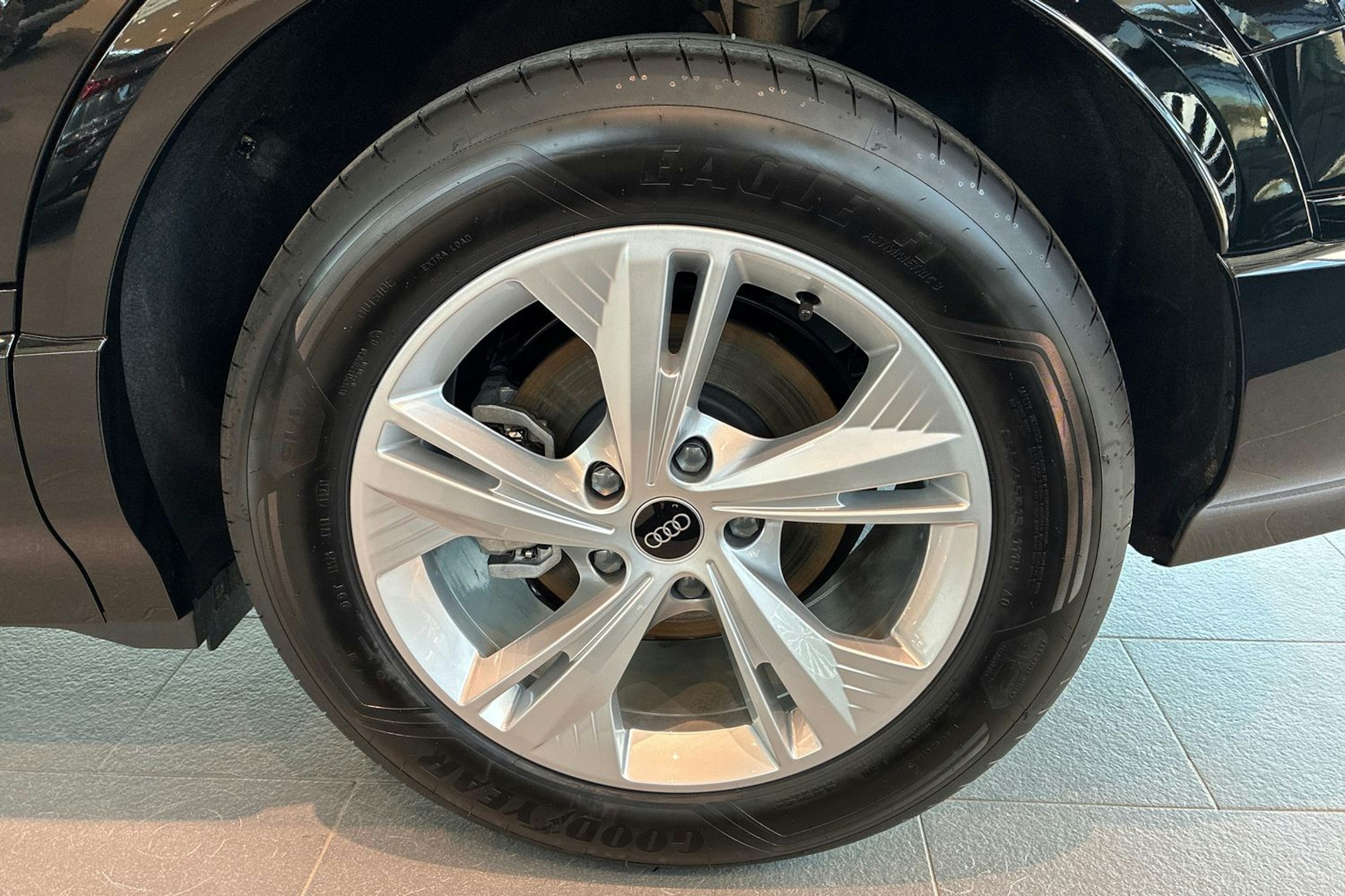 musta Audi Q6 e-tron 2025 kuva 10.