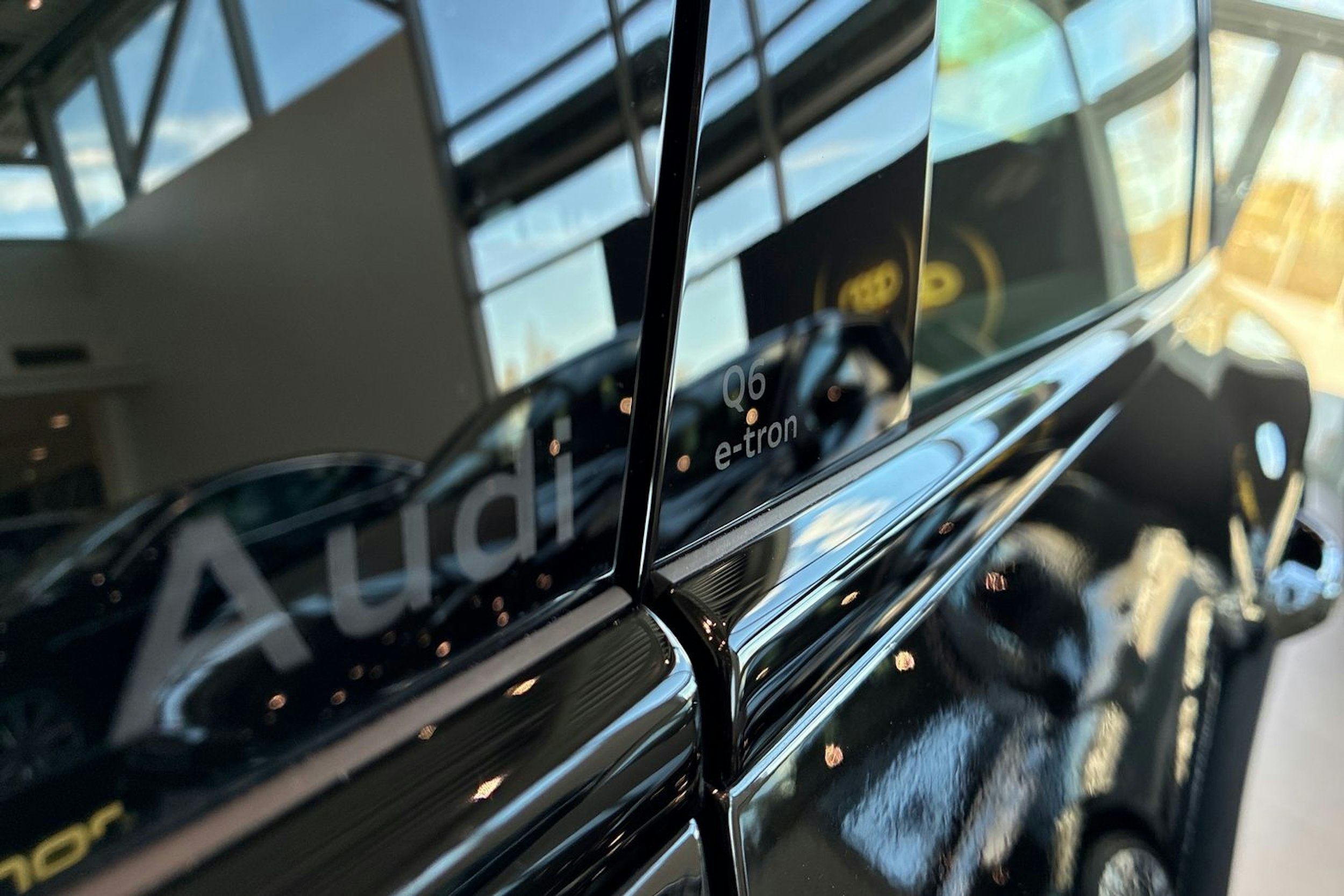 musta Audi Q6 e-tron 2025 kuva 11.